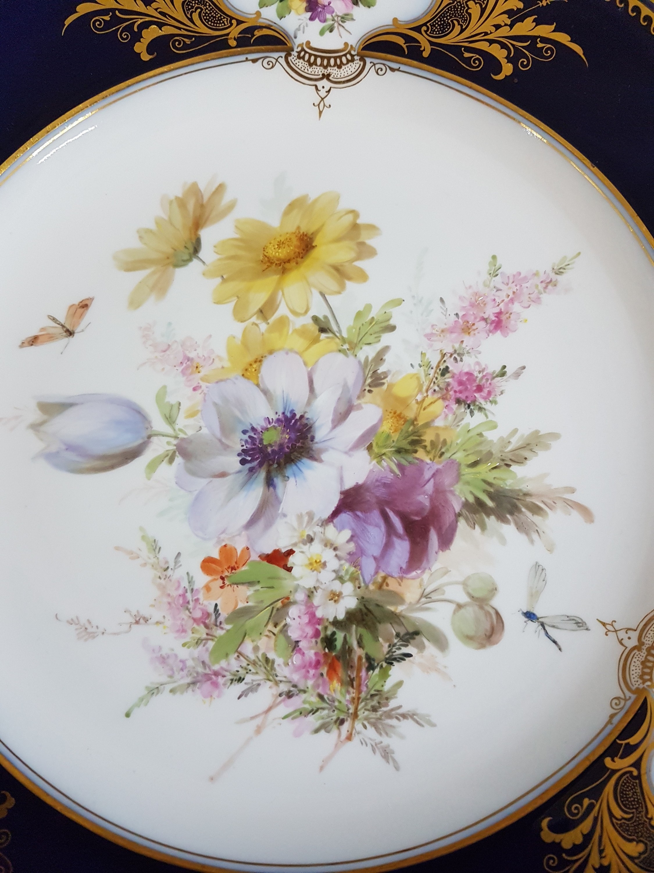 Detail d: Prunkteller/Speiseteller, Meissen, um 1900, Amsterdamer Art, Form Neuer Ausschnitt, kobaltblaue Fahne, im Spiegel und in drei Randkartuschen ...