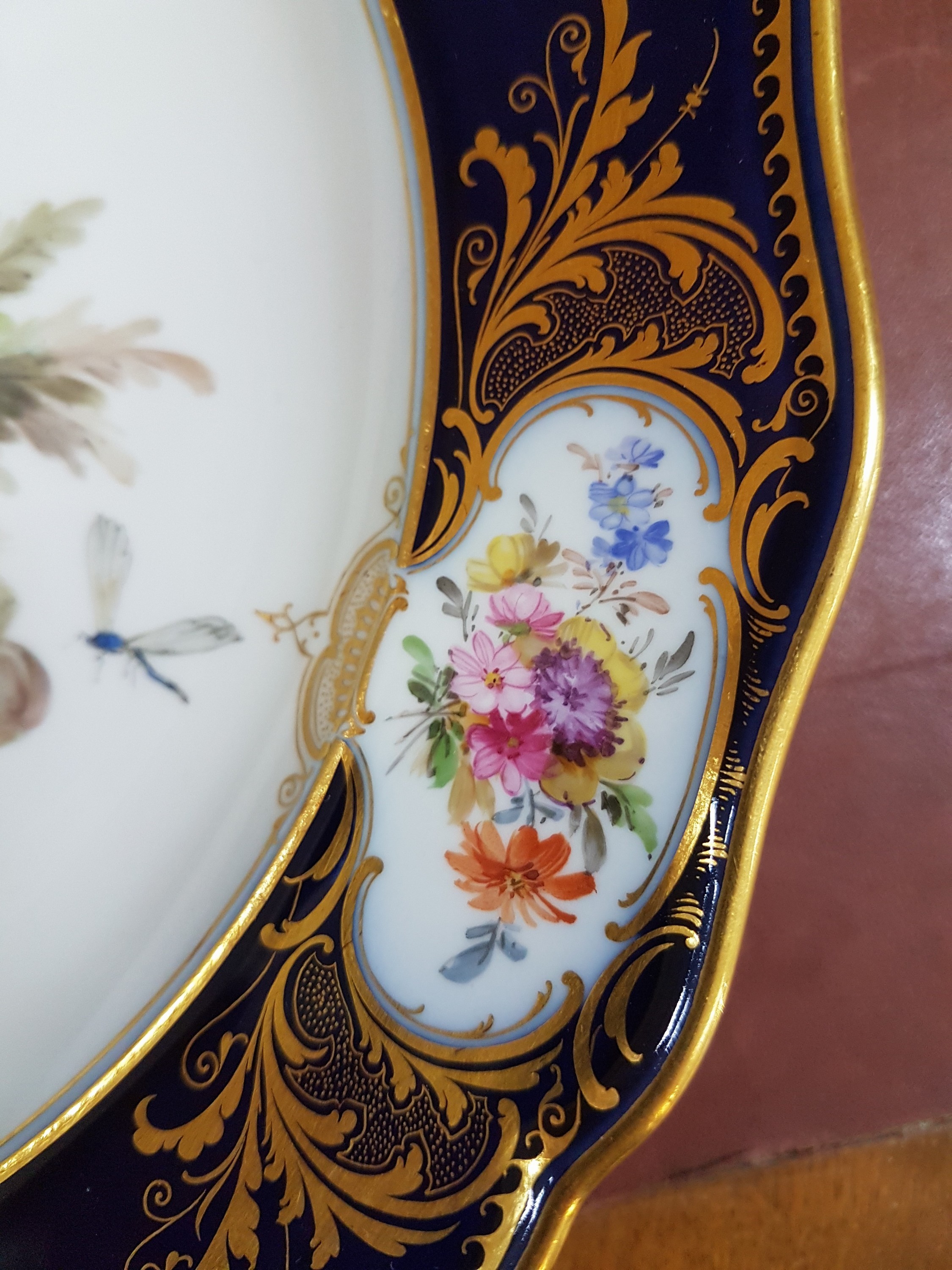 Detail e: Prunkteller/Speiseteller, Meissen, um 1900, Amsterdamer Art, Form Neuer Ausschnitt, kobaltblaue Fahne, im Spiegel und in drei Randkartuschen ...