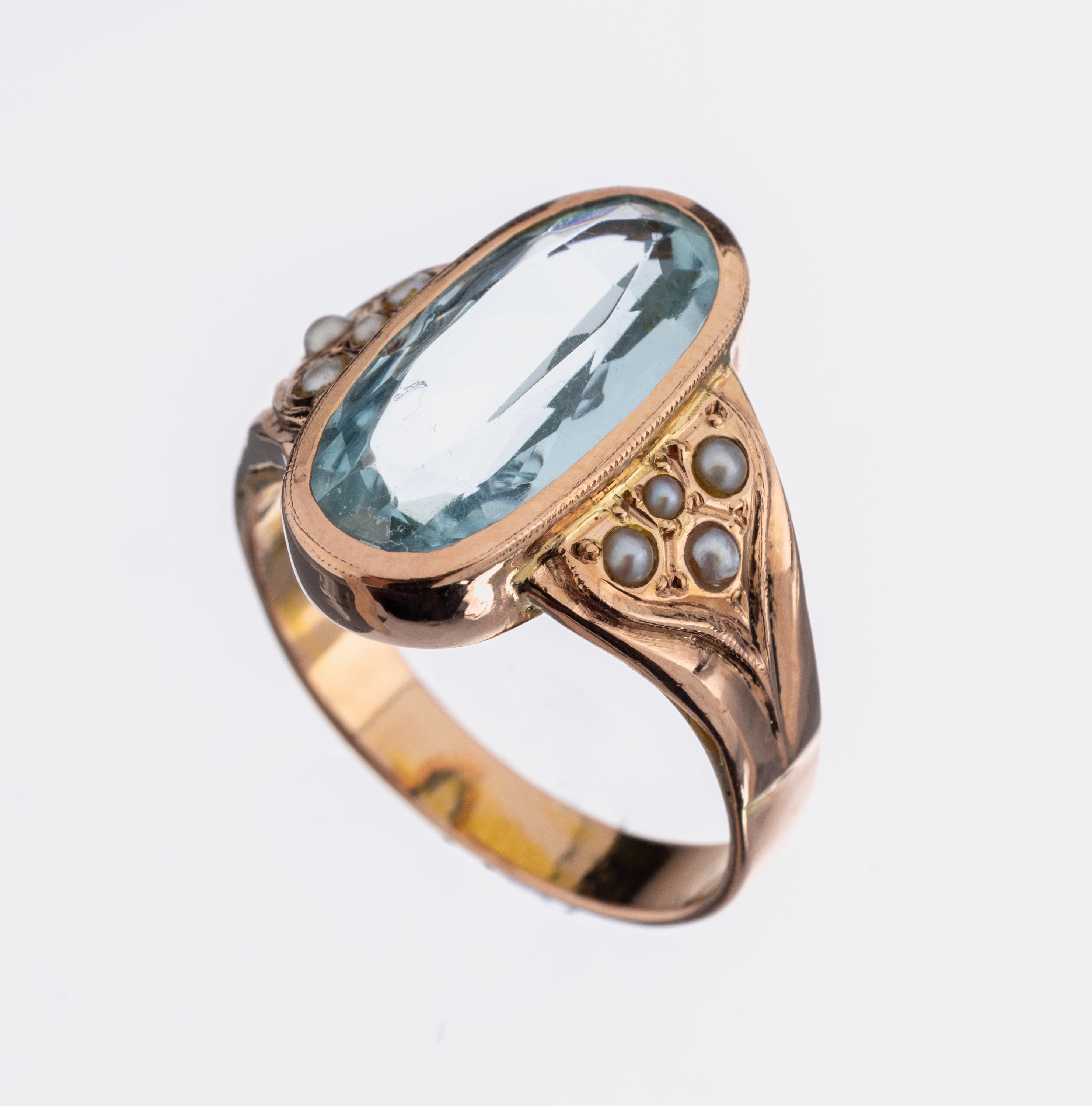 14 kt Gold Farbstein-Ring, 1930er Jahre, RG585/000, ovalfacett. synthetischer Aquamarin, Ringschultern mit kl. Saatperlchen, ca. 7.0 g,RW 57