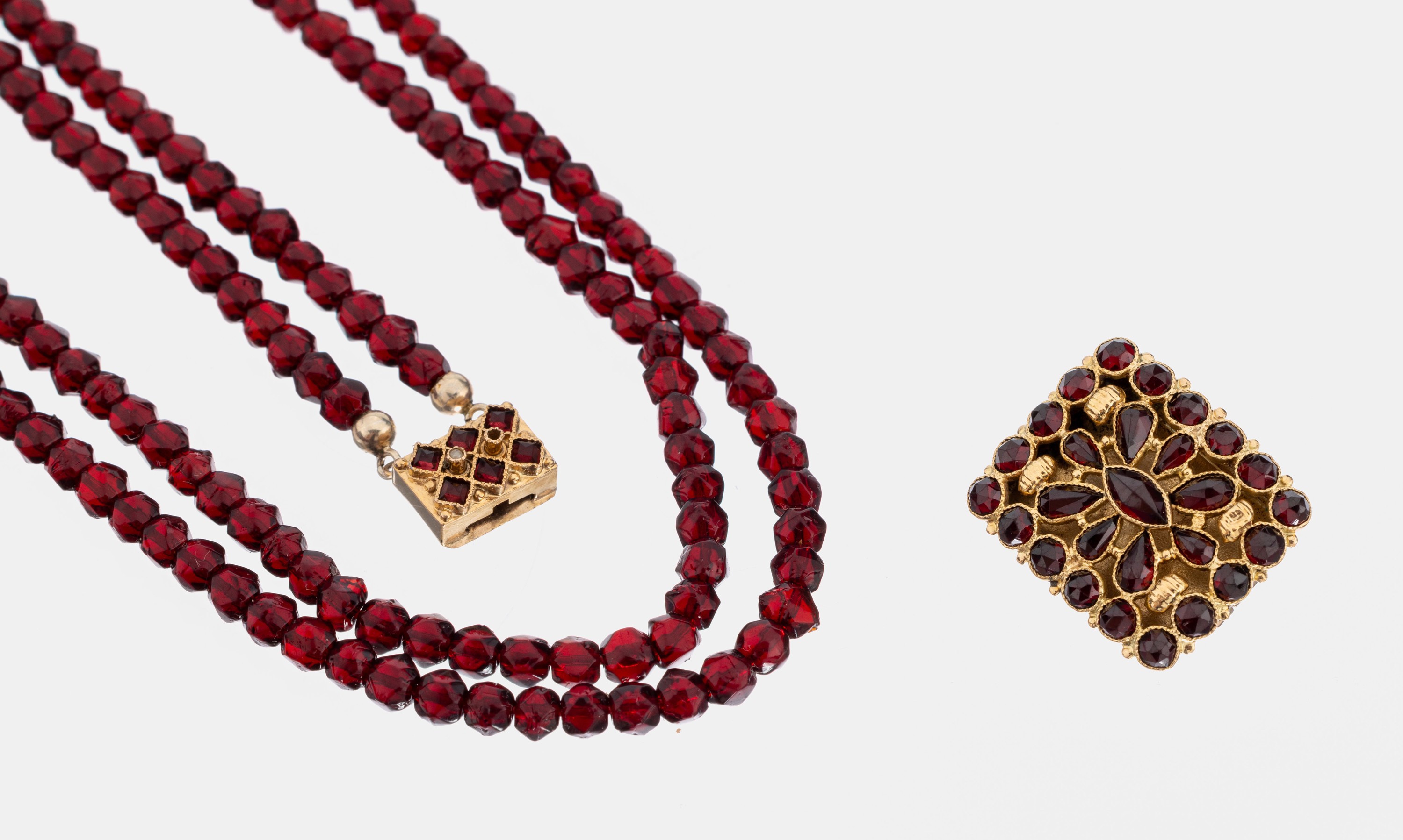 Konvolut 2 Teile Granatschmuck, um 1880/90, 1 x Brosche, GG 585/000, gepr.; 1 x 2-reih. Collier Schließe GG 585/000, gepr., Kettenabschlußkugeln ...