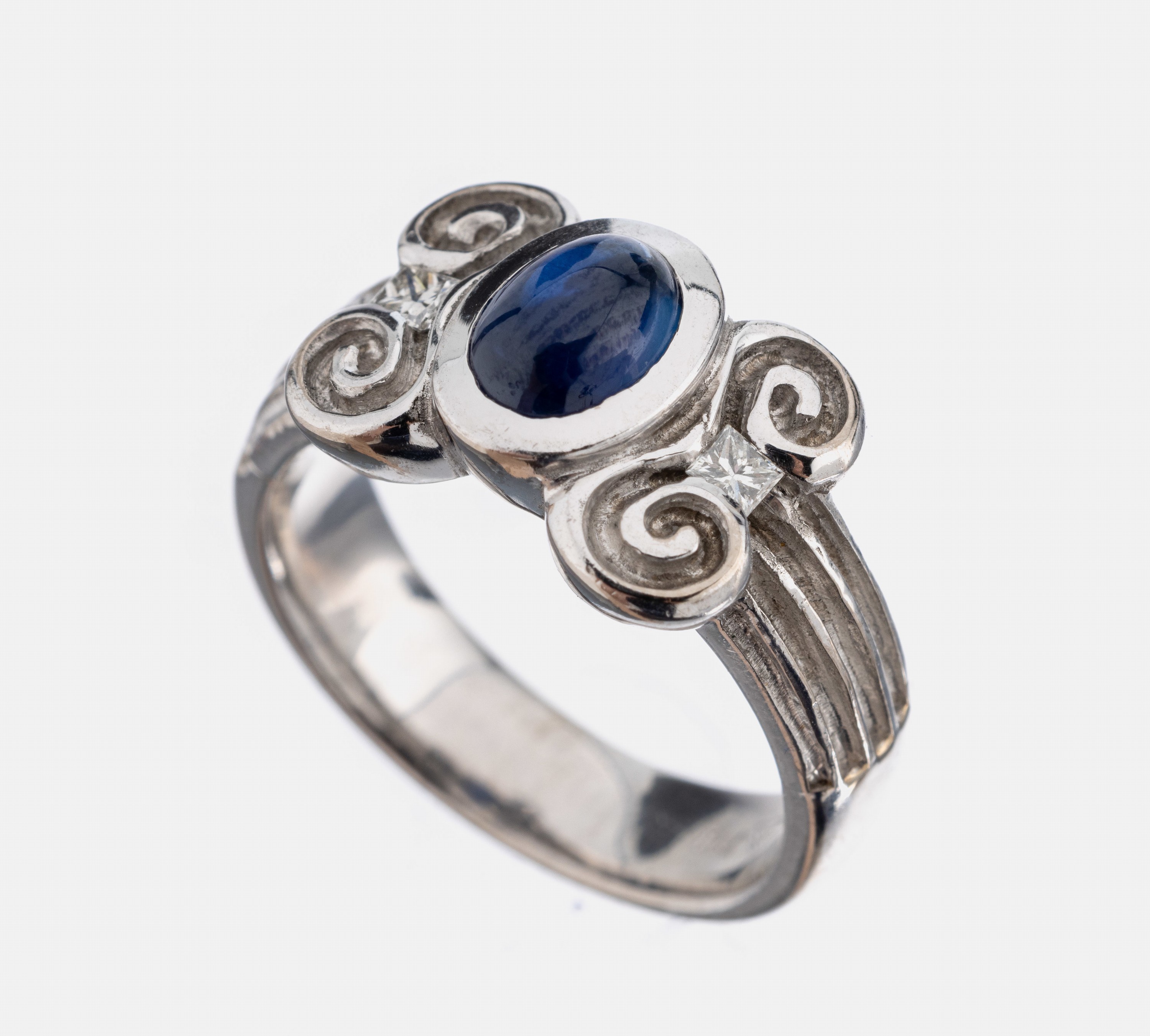 18 kt Gold Saphir Diamant Ring, WG 750/000, ovales Saphir Cabochon ca. 1.0 ct,2 Diamanten im Princess-Cut zus. ca. 0.20 ct Weiß/si, total ca. 9.4 ...