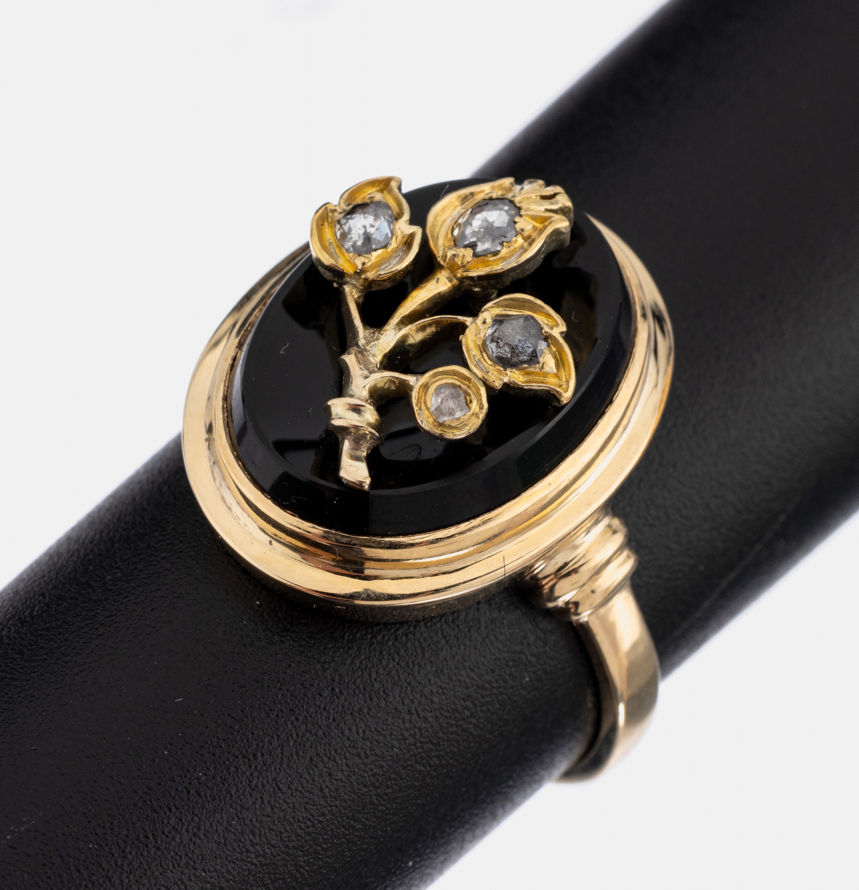 14 kt Gold Onyx-Diamant-Ring, um 1890, GG 585/000, ovale Onyxplatte, aufgelegter Blütenzweig mit Diamantrosen, ca. 5.4 g, RW 55
