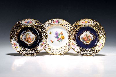 Image Drei kleine Dessertteller, Meissen, um 1880/90 kobaltblau mit feinen Watteaumalereien, ...