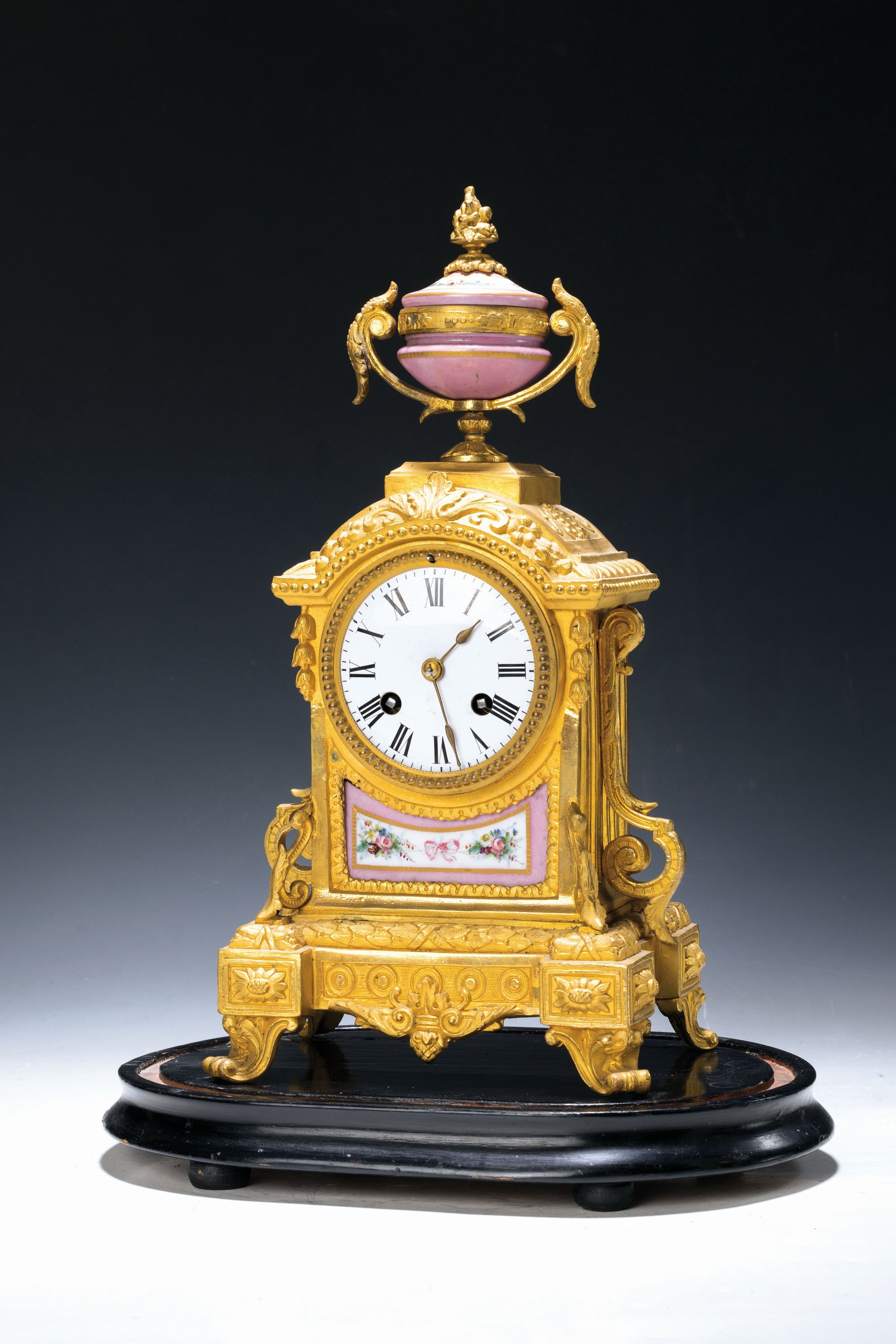 kleinere Pendule, Frankreich um 1880, auf Holzsockel stehend (ohne Mineralglasdom), reich verziertes Gehäuse Regule mit alter Feuervergoldung, gem.: ...