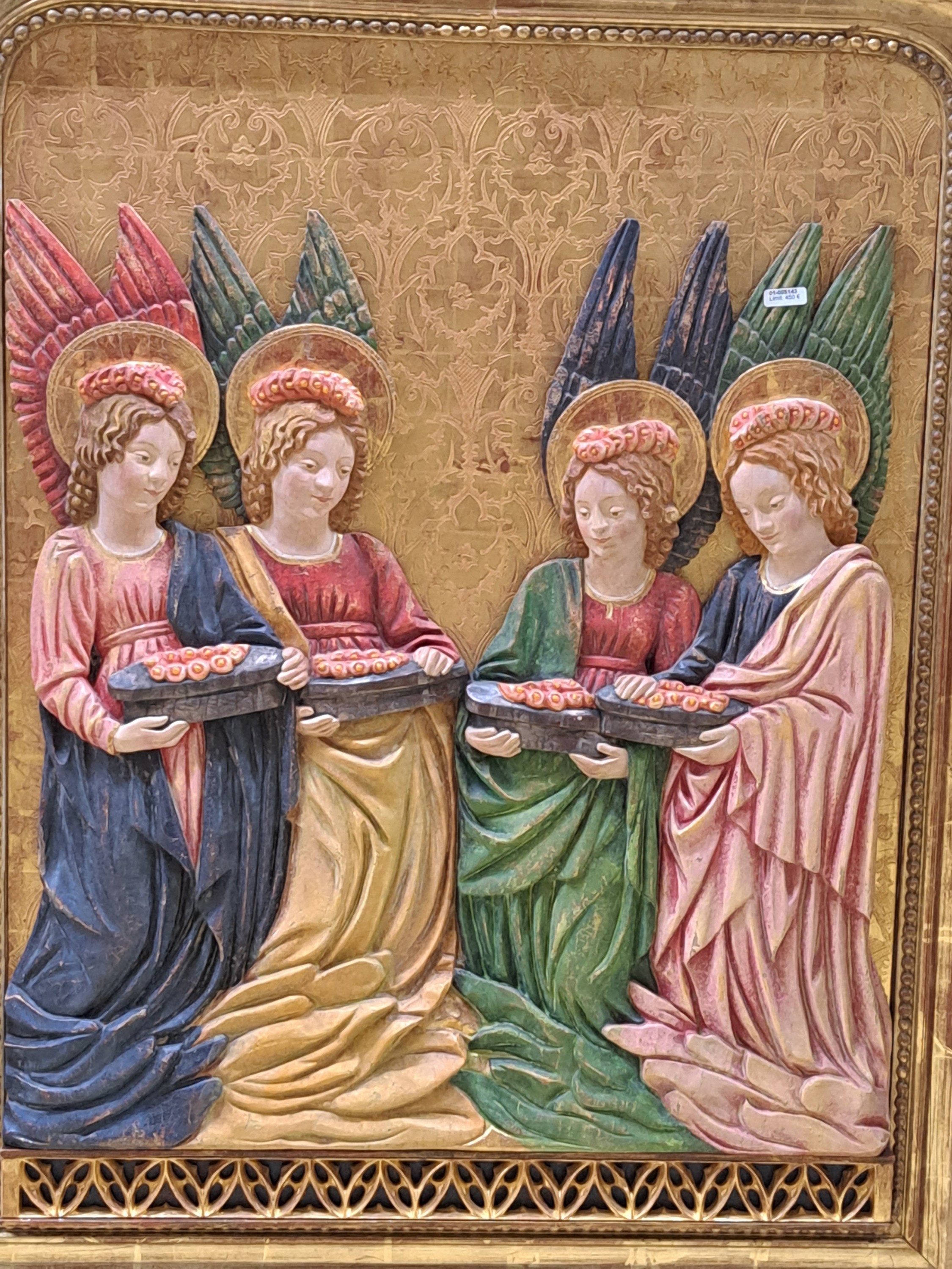 Detail b: Bildschnitzerei/Relief, Wilhelm Senoner (geb. 1946 St.Ulrich-Gröden), Gruppe aus vier Engeln mit Blumengaben, nach gotischem Vorbildgearbeitet, wohl ...