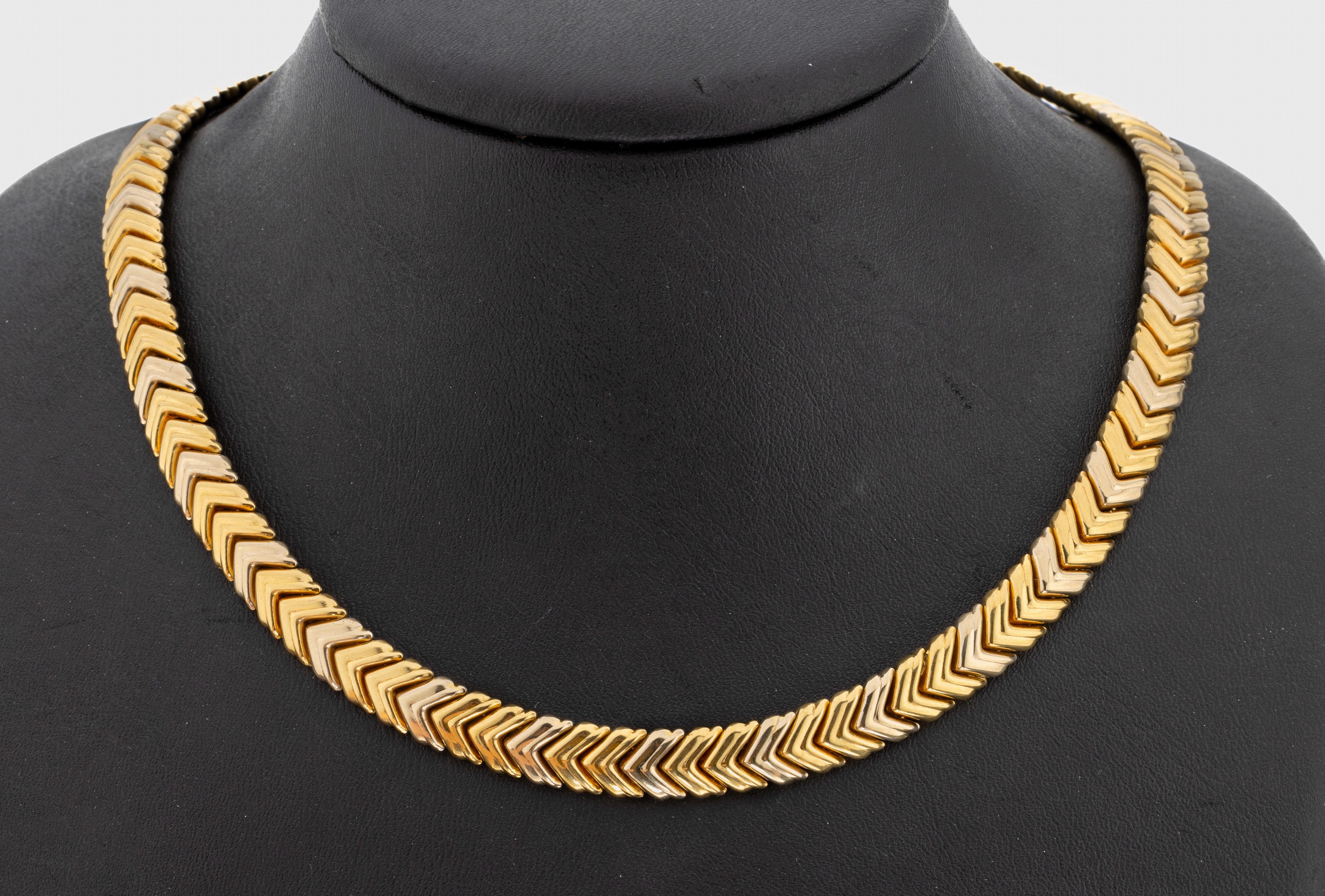 18 kt Gold Collier, GG/WG 750/000, GG und WG Glieder im Wechsel, L. ca. 40 cm, Kastenschloss, ca. 42.7 g