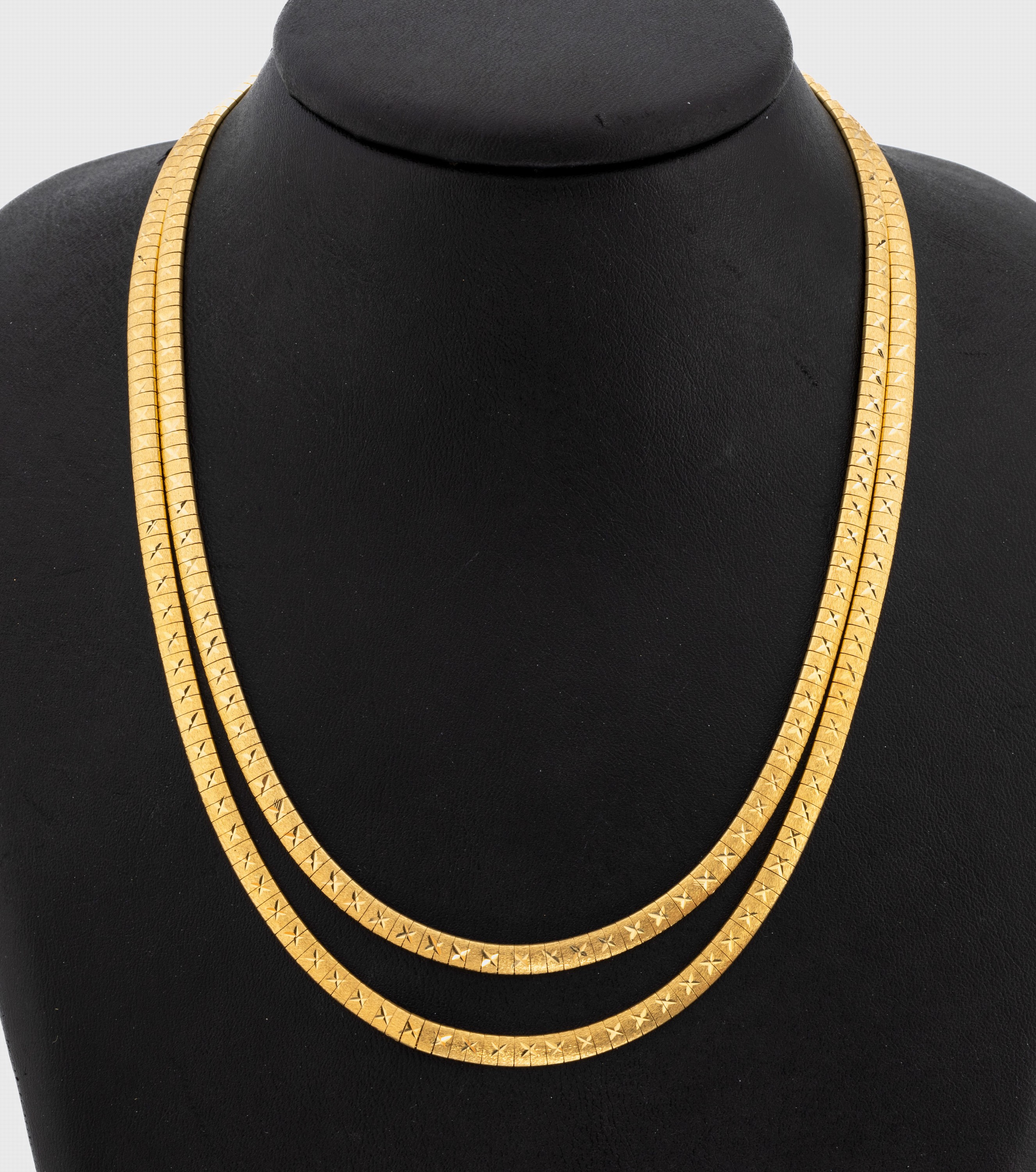 18 kt Gold Collier, GG 750/000 sat., 2-rhg.mit kreuzf. Gravuren, L. ca. 41.5 cm, Kastenschloss mit Sicherheitsacht, ca. 51.3 g