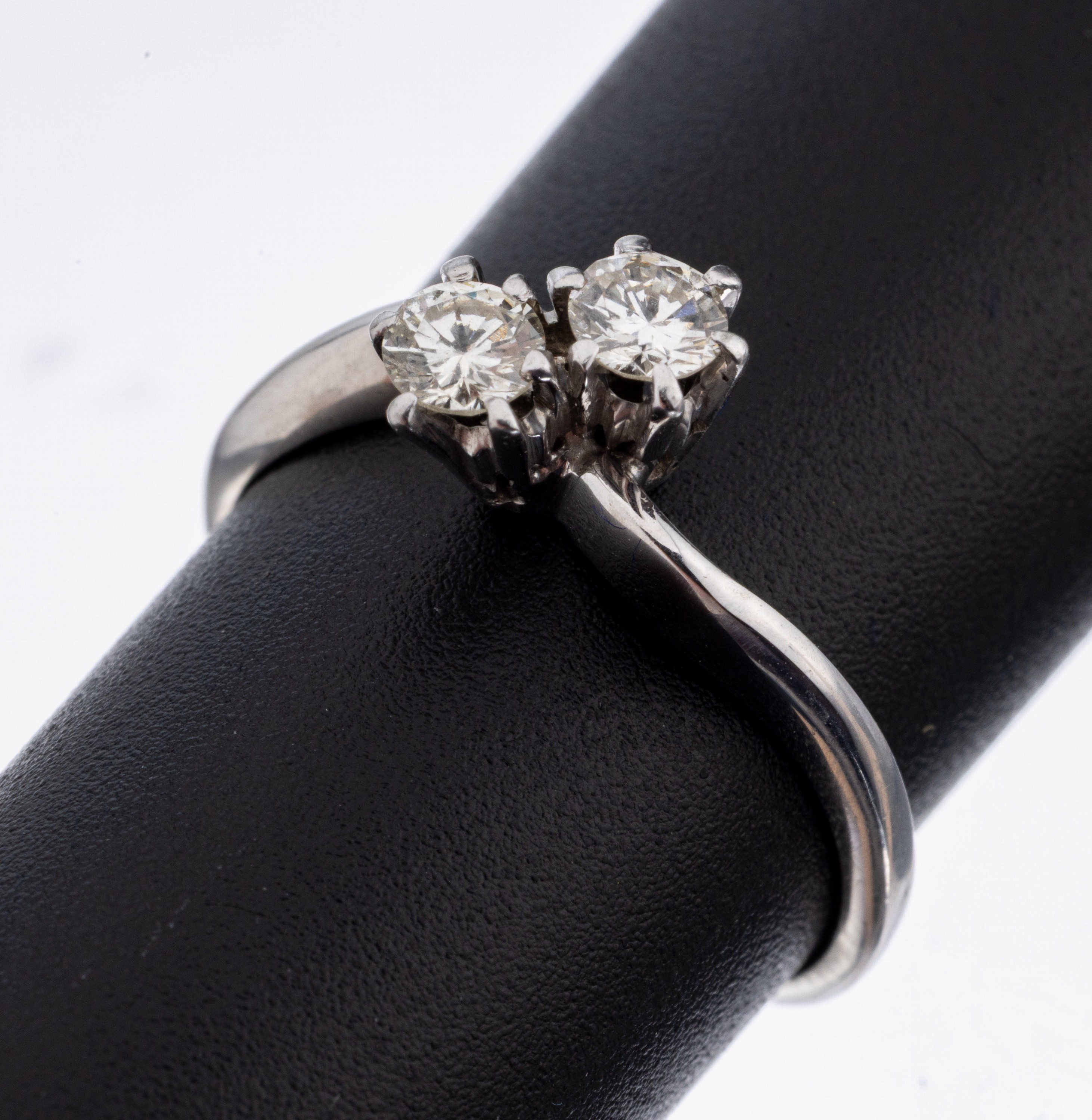 18 kt Gold Brillant-Ring, WG 750/000, 2 Brillanten zus. ca. 0.30 ct Weiß-l.get. Weiß/si, RW 52, ca. 2.2 g
