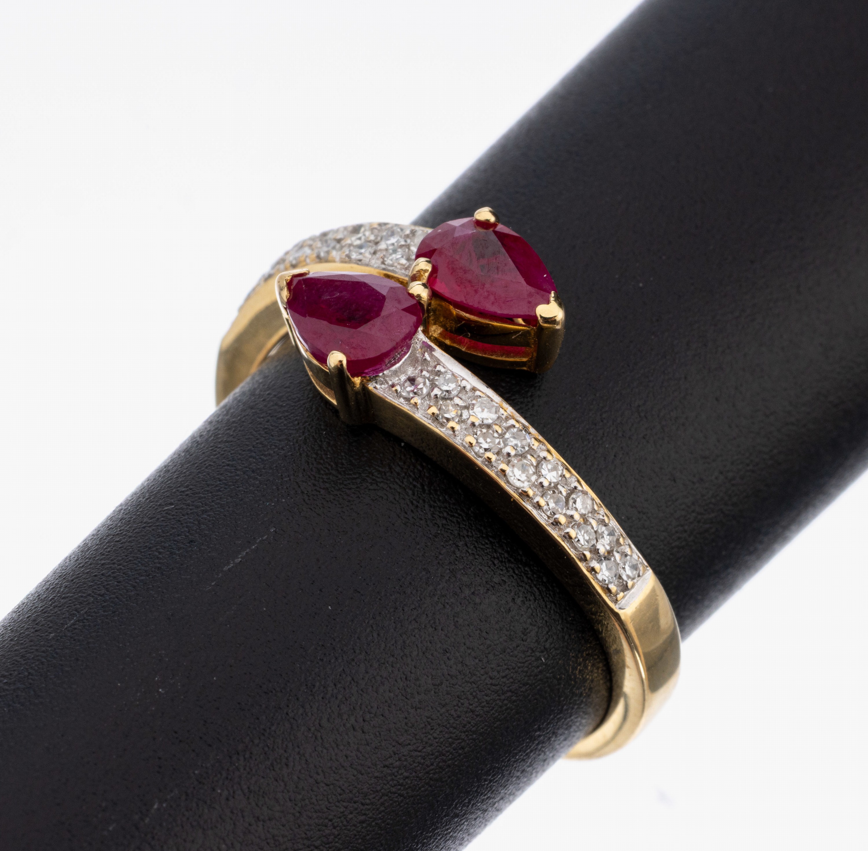 18 kt Gold Rubin-Diamant-Ring, GG 750/000, 2 facett. Rubinherzen zus. ca. 1.10 ct, 28 8/8-Diamanten zus. ca. 0.14 ct Weiß/p, RW 58, ca. 3.7 g
