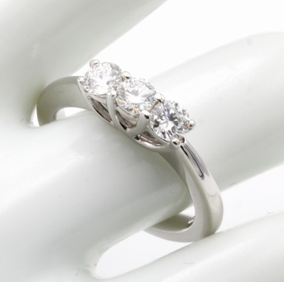 Image 26877113 - Ring mit Brillanten, WG 585/000, 3 Brill. zus. ca. 0.70 ct feines Weiß/si, RW ca. ...