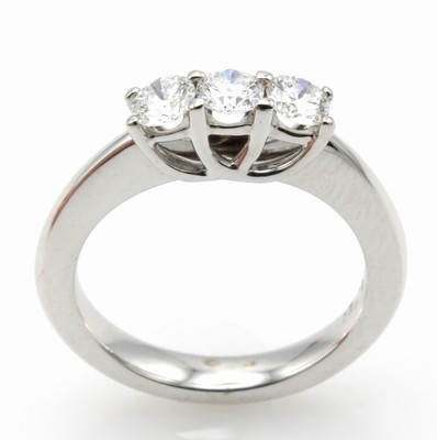 26877113a - Ring mit Brillanten, WG 585/000, 3 Brill. zus. ca. 0.70 ct feines Weiß/si, RW ca. ...