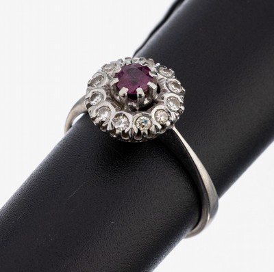 Image 26877147 - 14 kt Gold Rubin-Diamant-Ring, WG 585/000, mittig rundfacett. Rubin ca. 0.20 ct, 12 ...