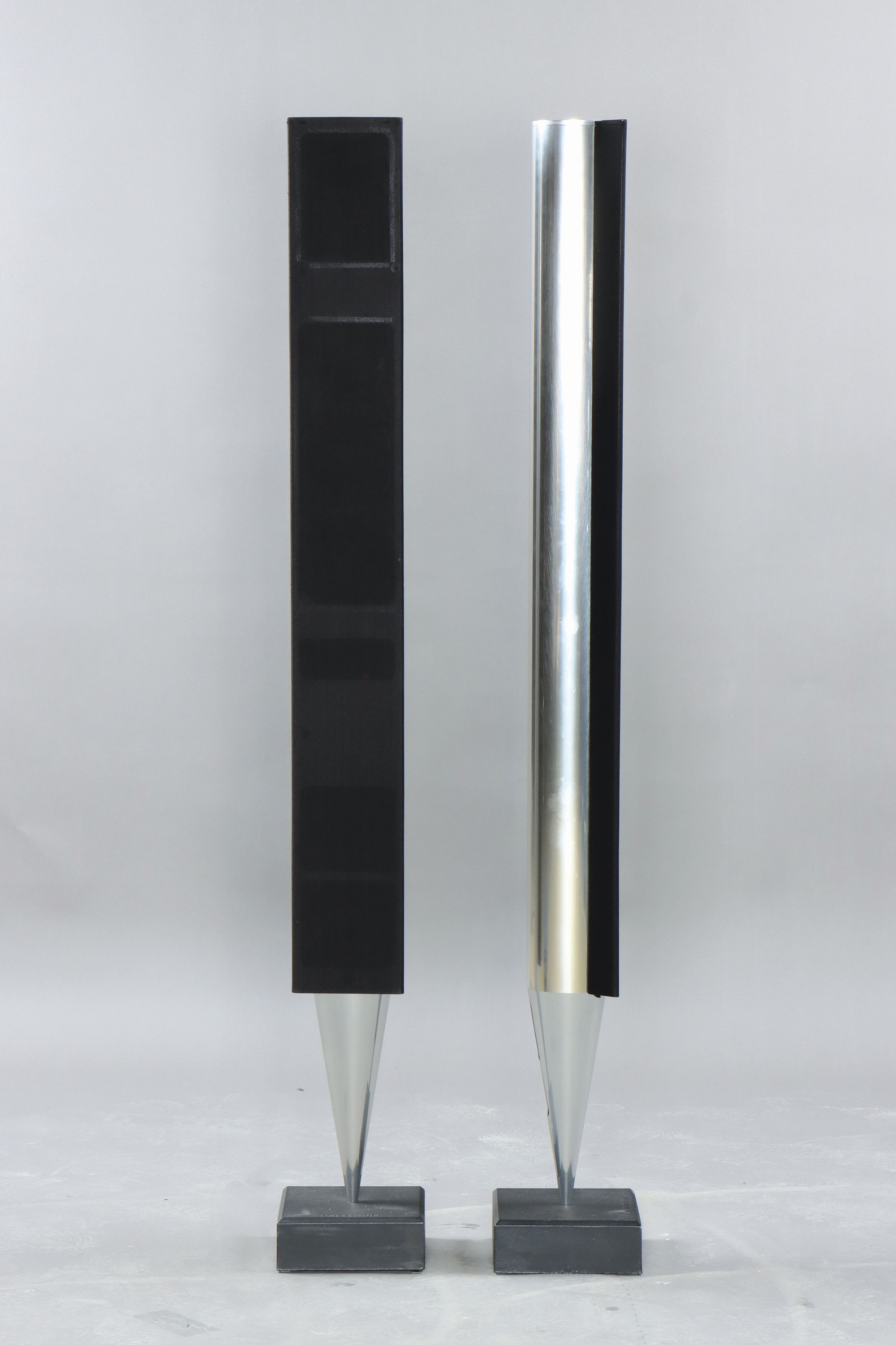 Lautsprecherpaar BEOLAB 8000, Bang & Olufsen Aktiv-Lautsprecher. Produziert ab 1992, Entw. David Lewis, Aluminium und schwarzes Stoffcover, mit orig. ...