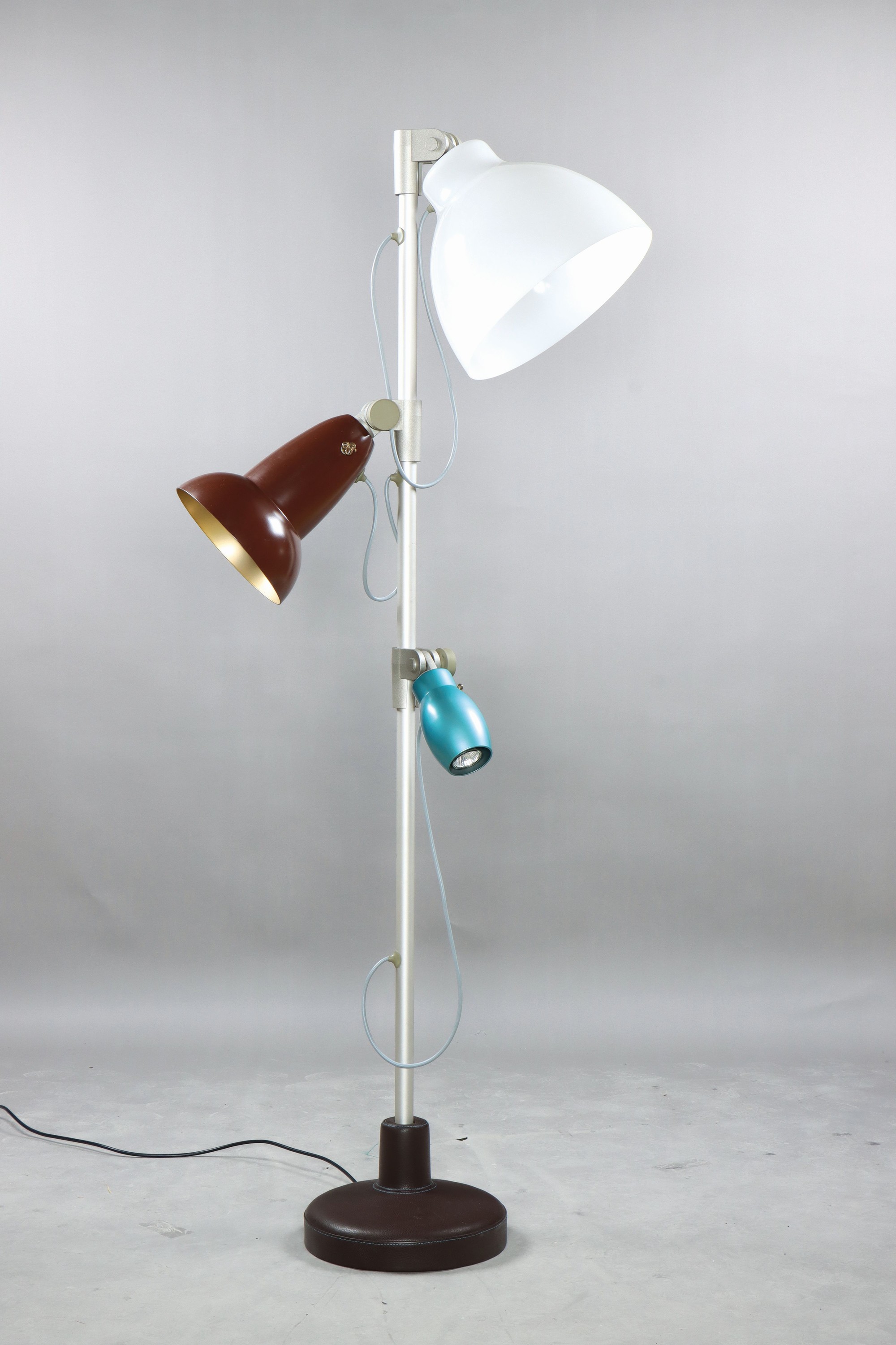 Stehlampe "Blossom", BELUX, Entw. Hella Jongerius 2008, Aluminium und Kunststoff, Lederummantelter Fuß, 3 Brennstellen mit unterschiedlich ...