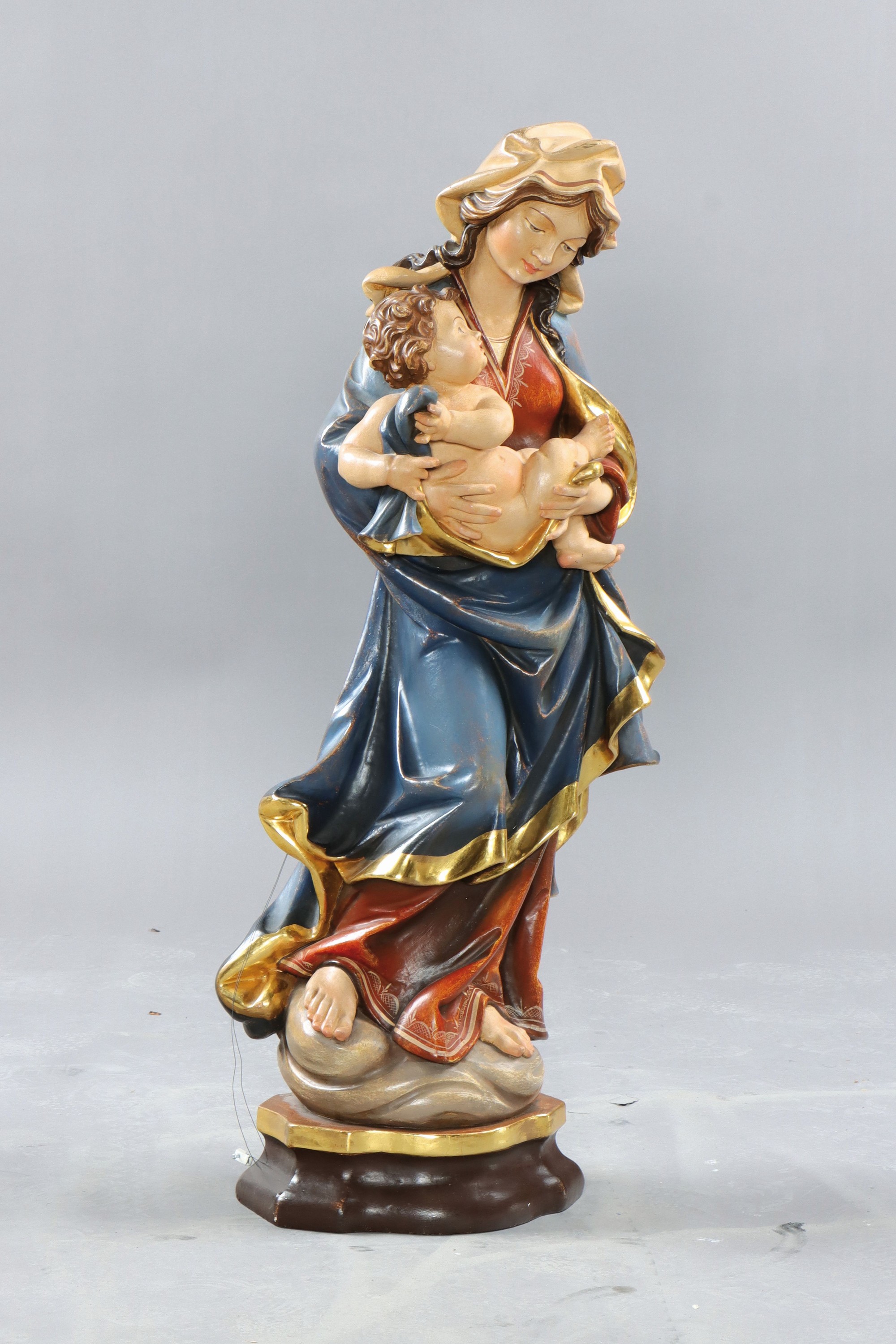 Heiligenfigur/Mutter Gottes mit Jesuskind, Bildschnitzerei Herbert Prinoth, St. Ulrich in Gröden, Holz geschnitzt und bunt gefaßt und teilweise mit ...