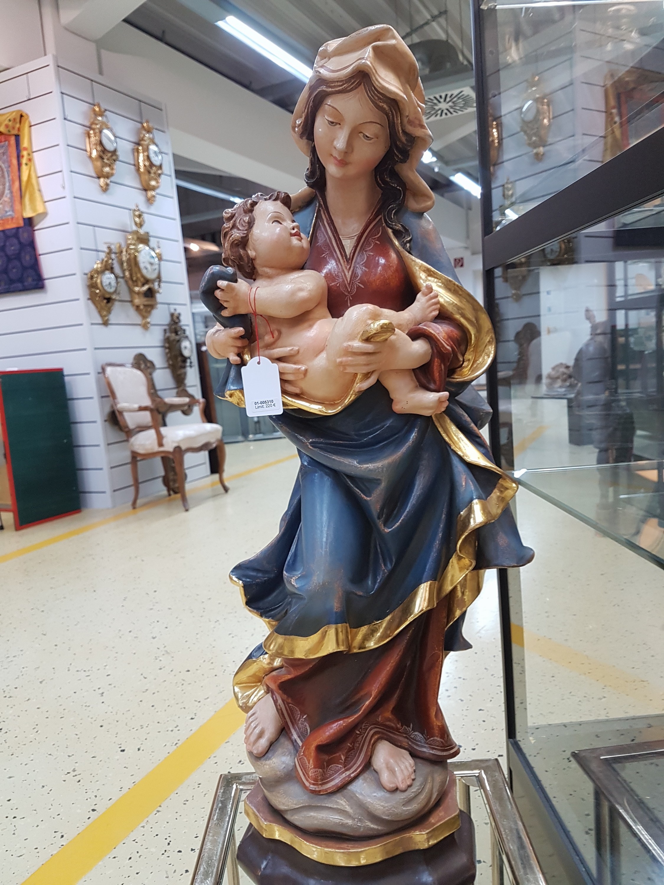 Detail a: Heiligenfigur/Mutter Gottes mit Jesuskind, Bildschnitzerei Herbert Prinoth, St. Ulrich in Gröden, Holz geschnitzt und bunt gefaßt und teilweise mit ...