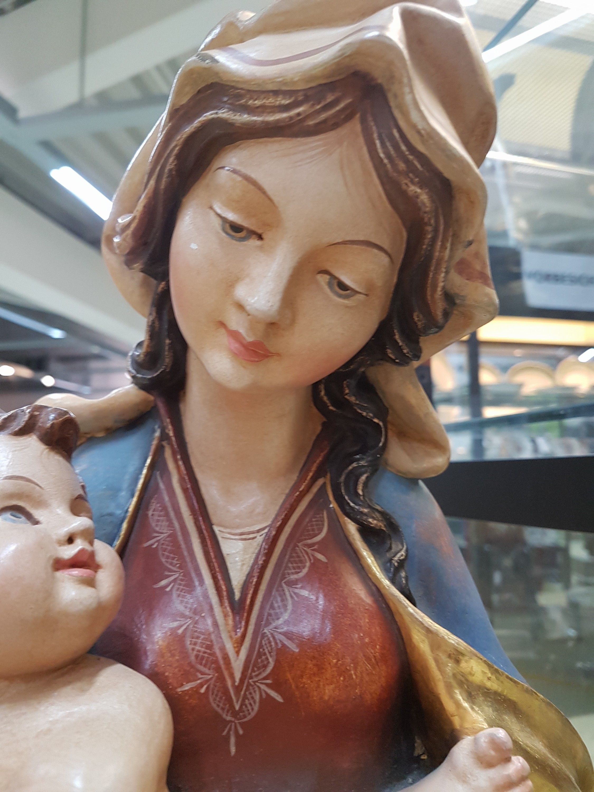 Detail c: Heiligenfigur/Mutter Gottes mit Jesuskind, Bildschnitzerei Herbert Prinoth, St. Ulrich in Gröden, Holz geschnitzt und bunt gefaßt und teilweise mit ...