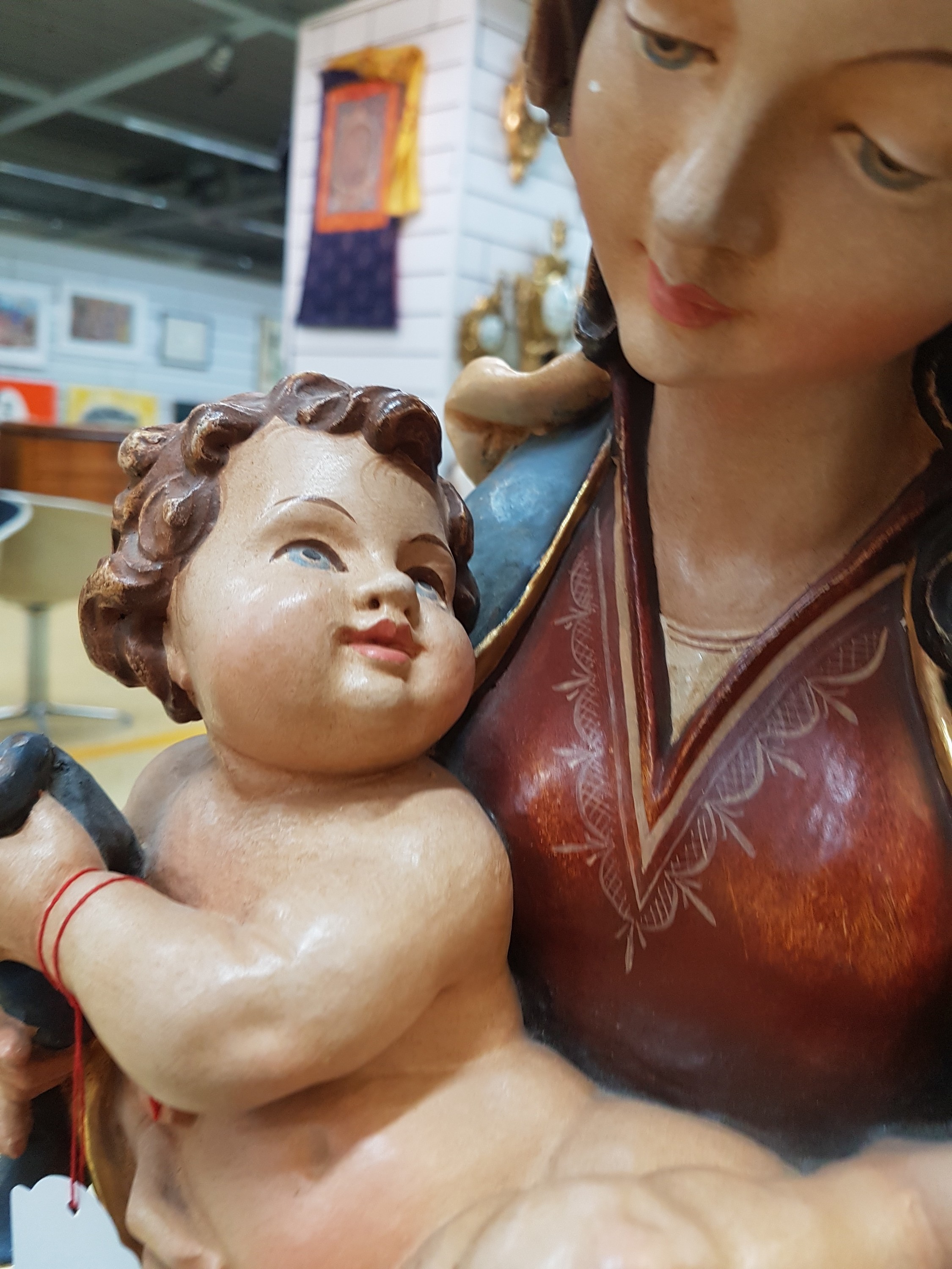 Detail d: Heiligenfigur/Mutter Gottes mit Jesuskind, Bildschnitzerei Herbert Prinoth, St. Ulrich in Gröden, Holz geschnitzt und bunt gefaßt und teilweise mit ...