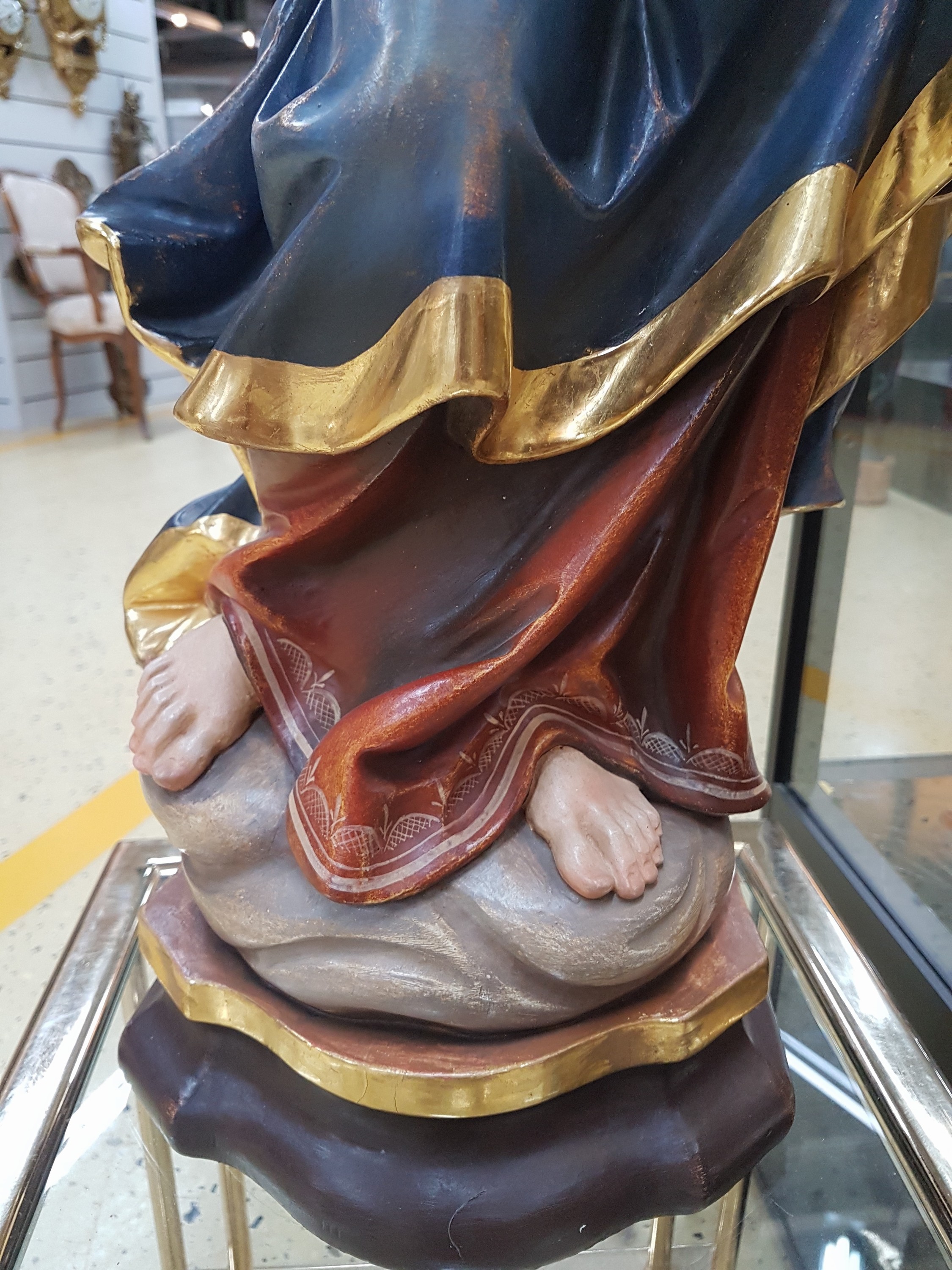 Detail e: Heiligenfigur/Mutter Gottes mit Jesuskind, Bildschnitzerei Herbert Prinoth, St. Ulrich in Gröden, Holz geschnitzt und bunt gefaßt und teilweise mit ...