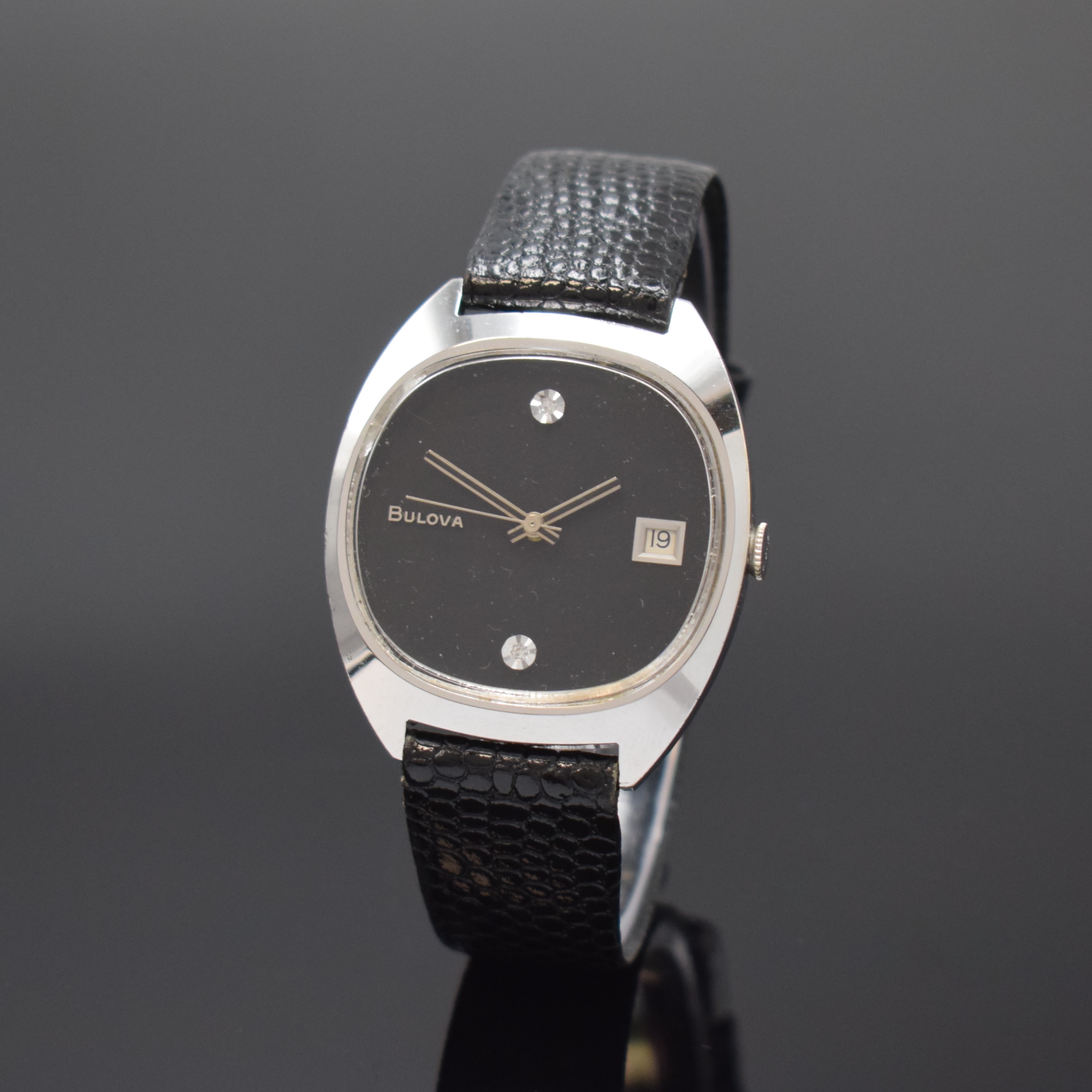 BULOVA Armbanduhr, Handaufzug, Schweiz/USA um 1977, verchr. Metallgeh., Edelstahlboden aufgedr., schwarzes Zifferbl. m. 2 aufgel. Diamantindizes bei ...
