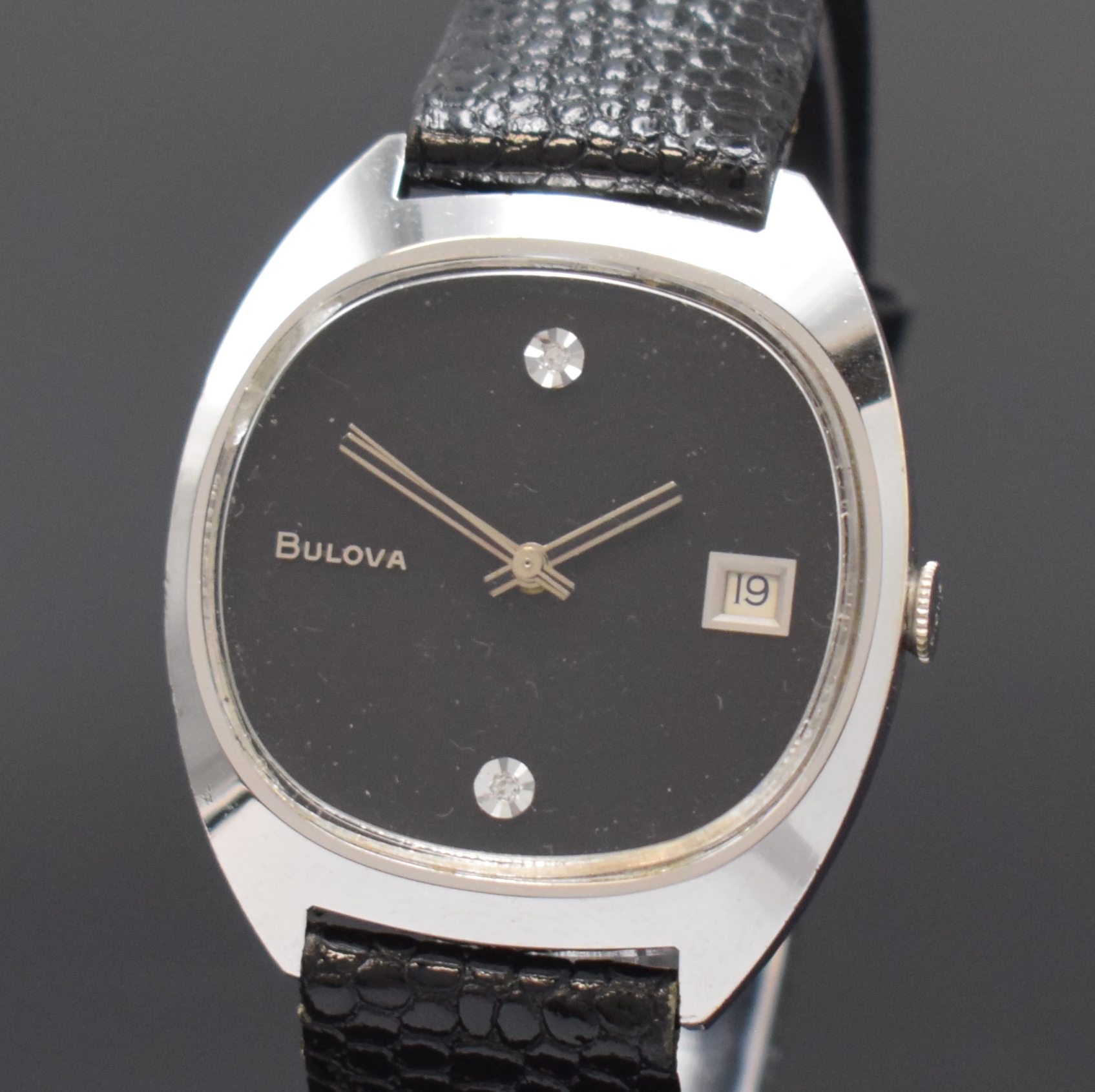 Detail a: BULOVA Armbanduhr, Handaufzug, Schweiz/USA um 1977, verchr. Metallgeh., Edelstahlboden aufgedr., schwarzes Zifferbl. m. 2 aufgel. Diamantindizes bei ...