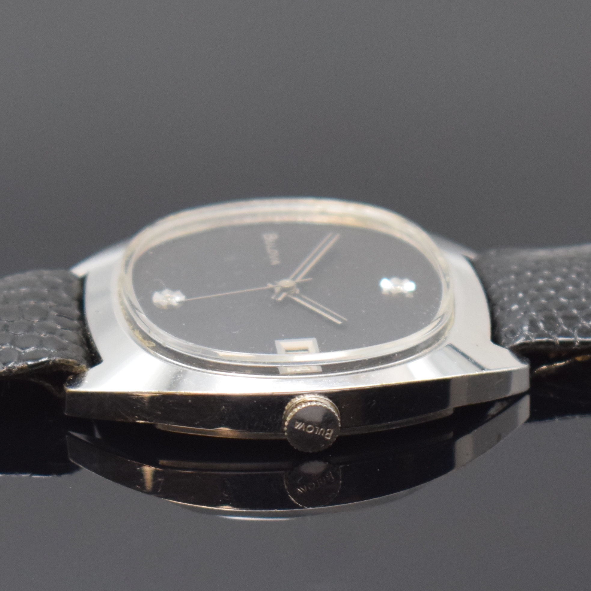 Detail b: BULOVA Armbanduhr, Handaufzug, Schweiz/USA um 1977, verchr. Metallgeh., Edelstahlboden aufgedr., schwarzes Zifferbl. m. 2 aufgel. Diamantindizes bei ...