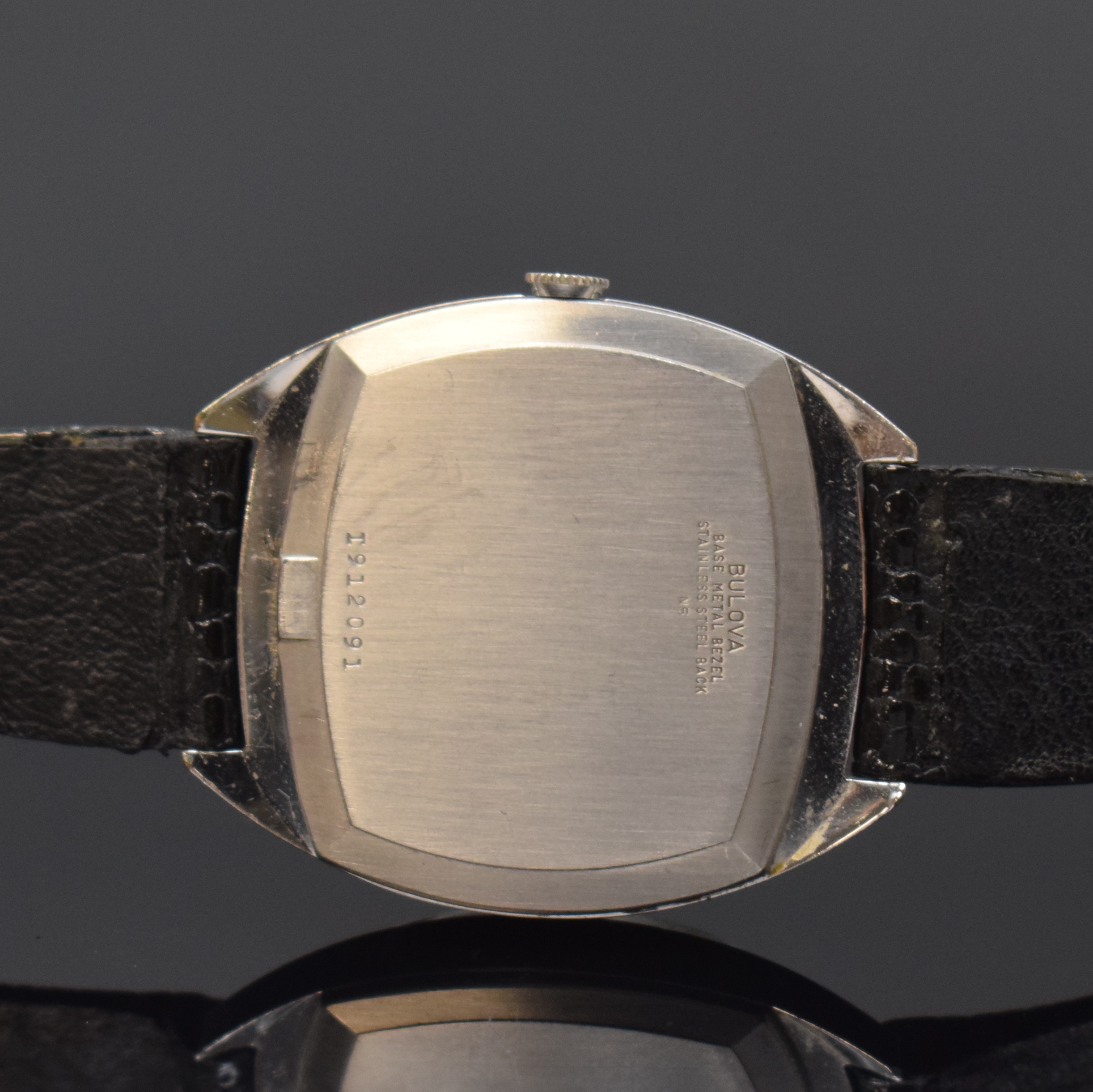 Detail c: BULOVA Armbanduhr, Handaufzug, Schweiz/USA um 1977, verchr. Metallgeh., Edelstahlboden aufgedr., schwarzes Zifferbl. m. 2 aufgel. Diamantindizes bei ...