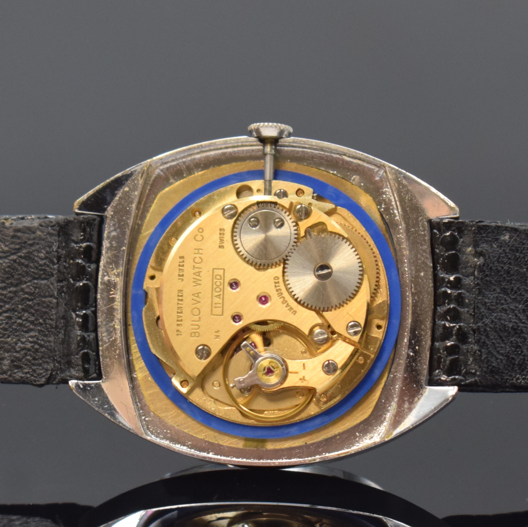 Detail d: BULOVA Armbanduhr, Handaufzug, Schweiz/USA um 1977, verchr. Metallgeh., Edelstahlboden aufgedr., schwarzes Zifferbl. m. 2 aufgel. Diamantindizes bei ...