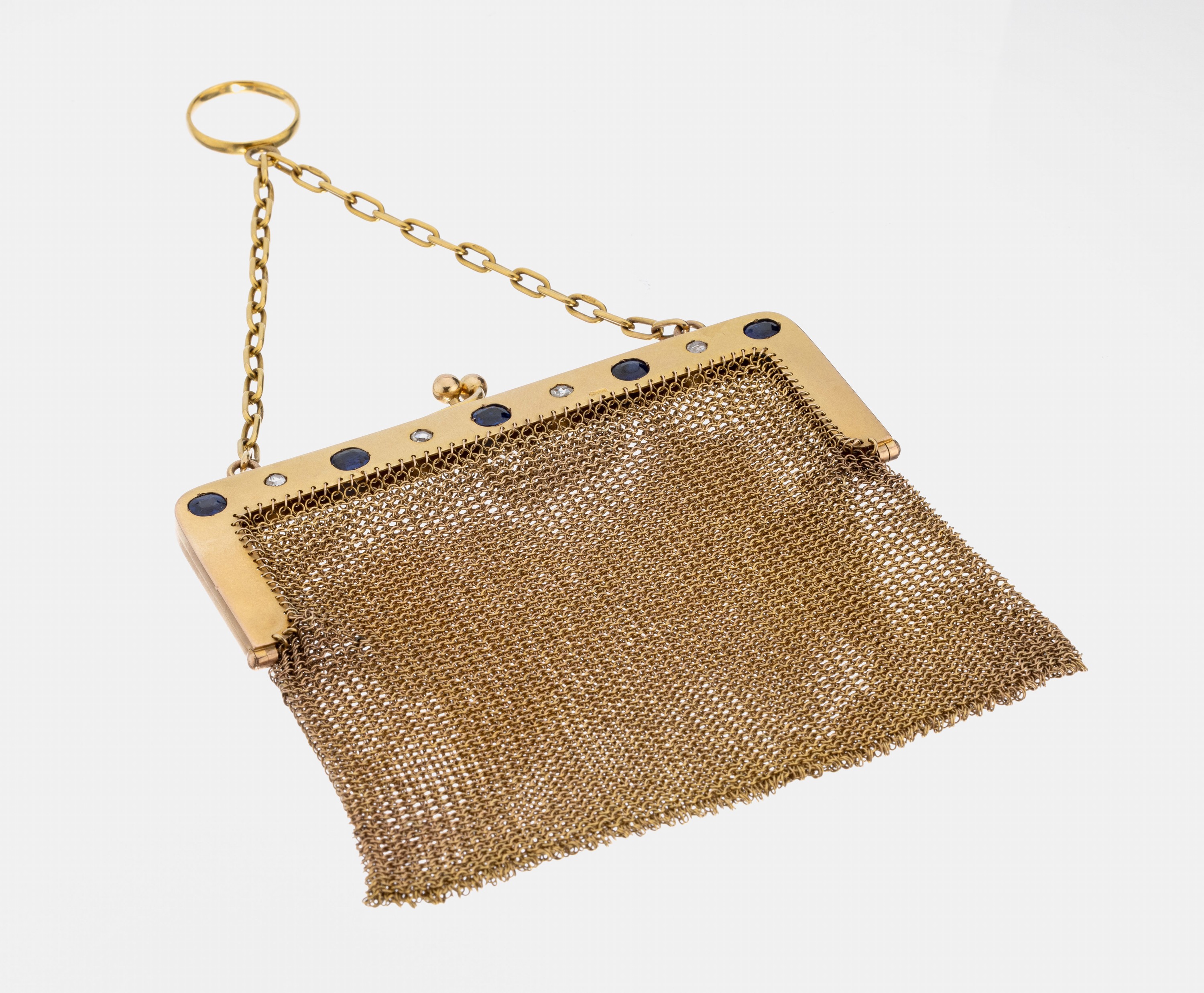 9 kt Gold Saphir-Diamant-Abendtasche, um 1900, GG 375/000, aufwendig aus verschlungenen Goldösen, Bügel mit 5 ovalfacett. Saphire zus.ca. 7.0 ct, 4 ...