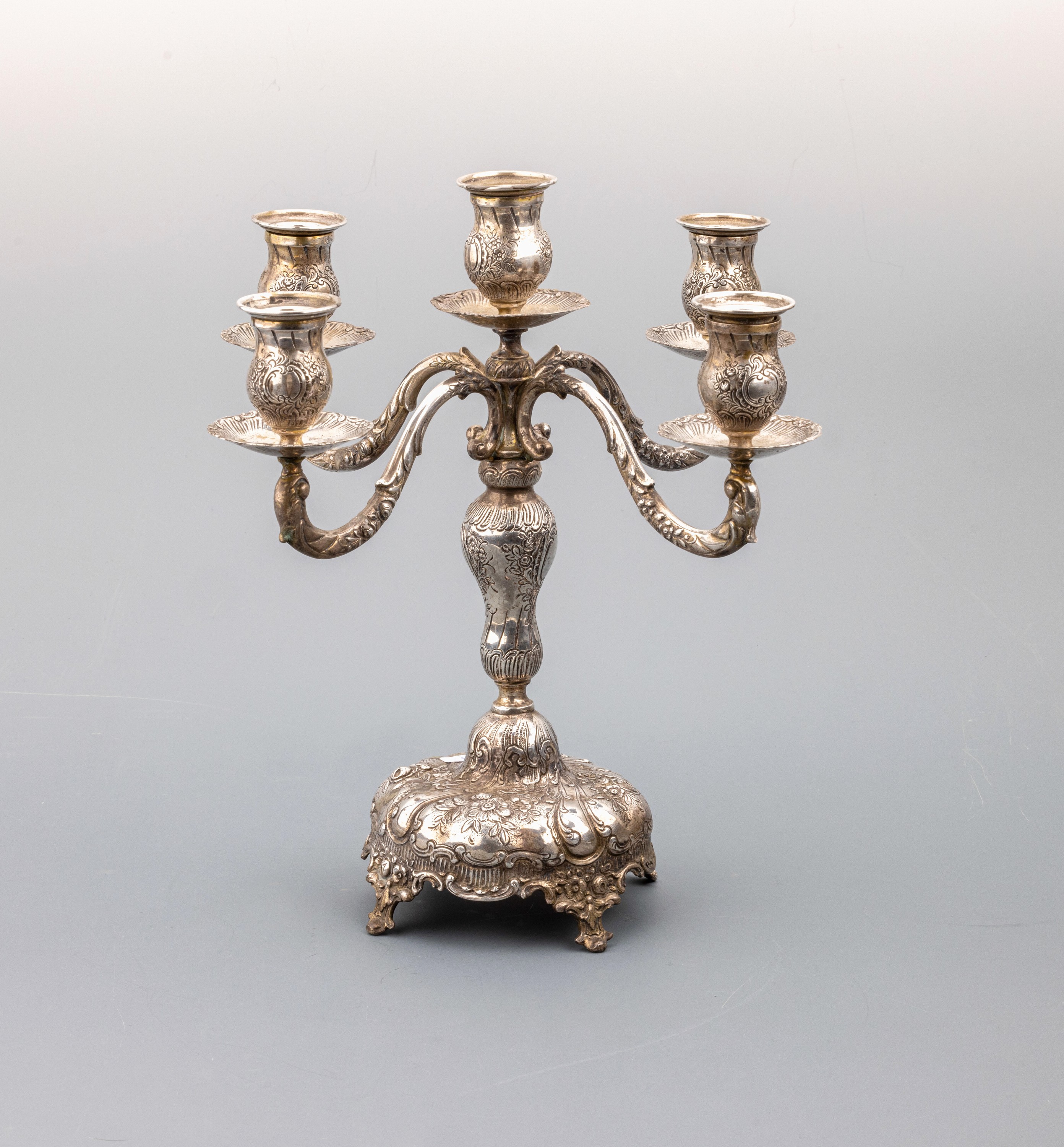 Prunkvoller Kerzenleuchter, deutsch, um 1900, 800er Silber, 5 Flammen, reiches Dekor mit Rocaillen, Voluten und Blüten, H. ca. 33 cm, ca. 1205 g, ...