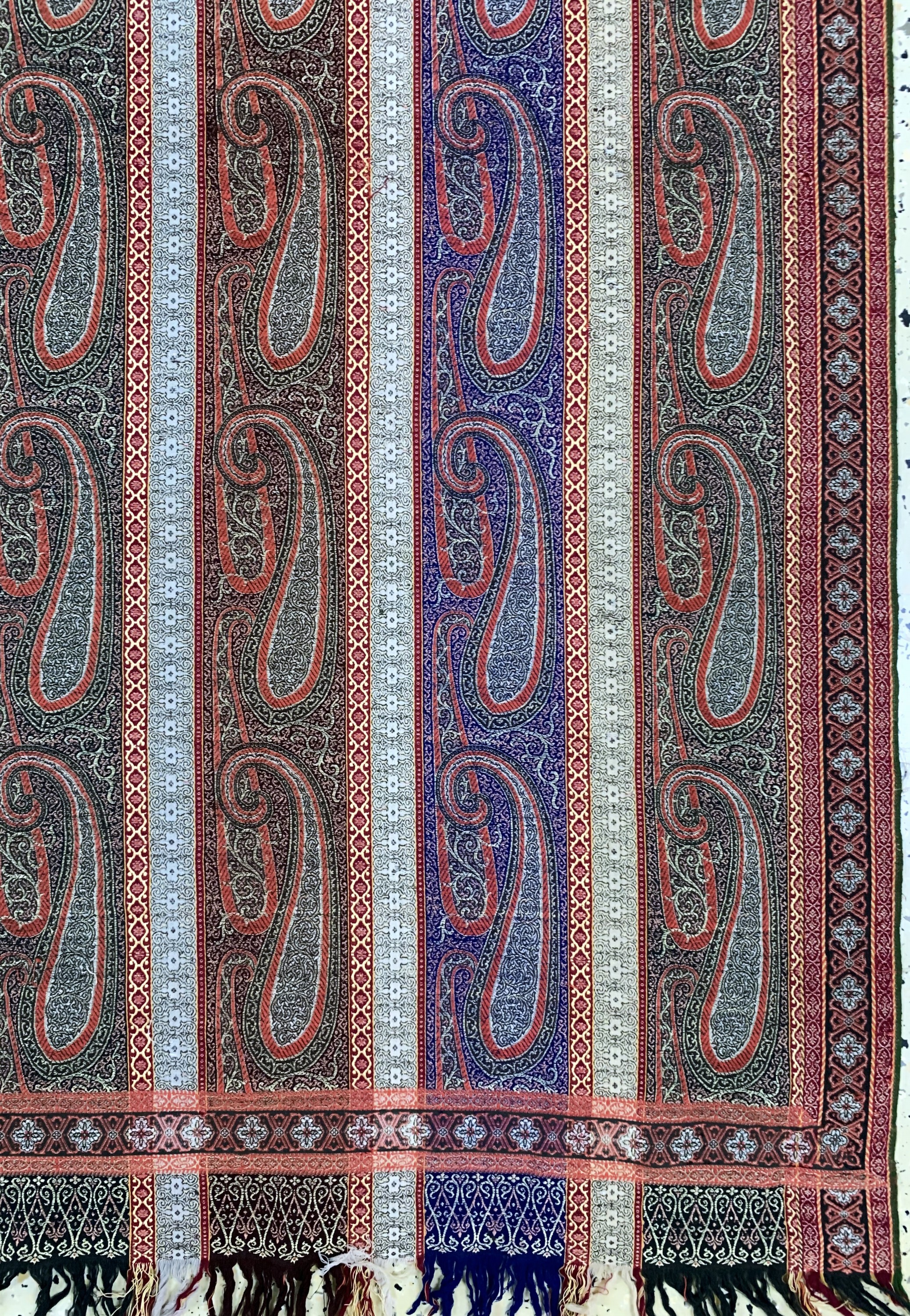 Detail a: Kaschmir Schal, Frankreich, Anfang 20.Jhd, Wollstickerei, ca. 330 x 170 cm, EHZ: 2(kleineRisse)