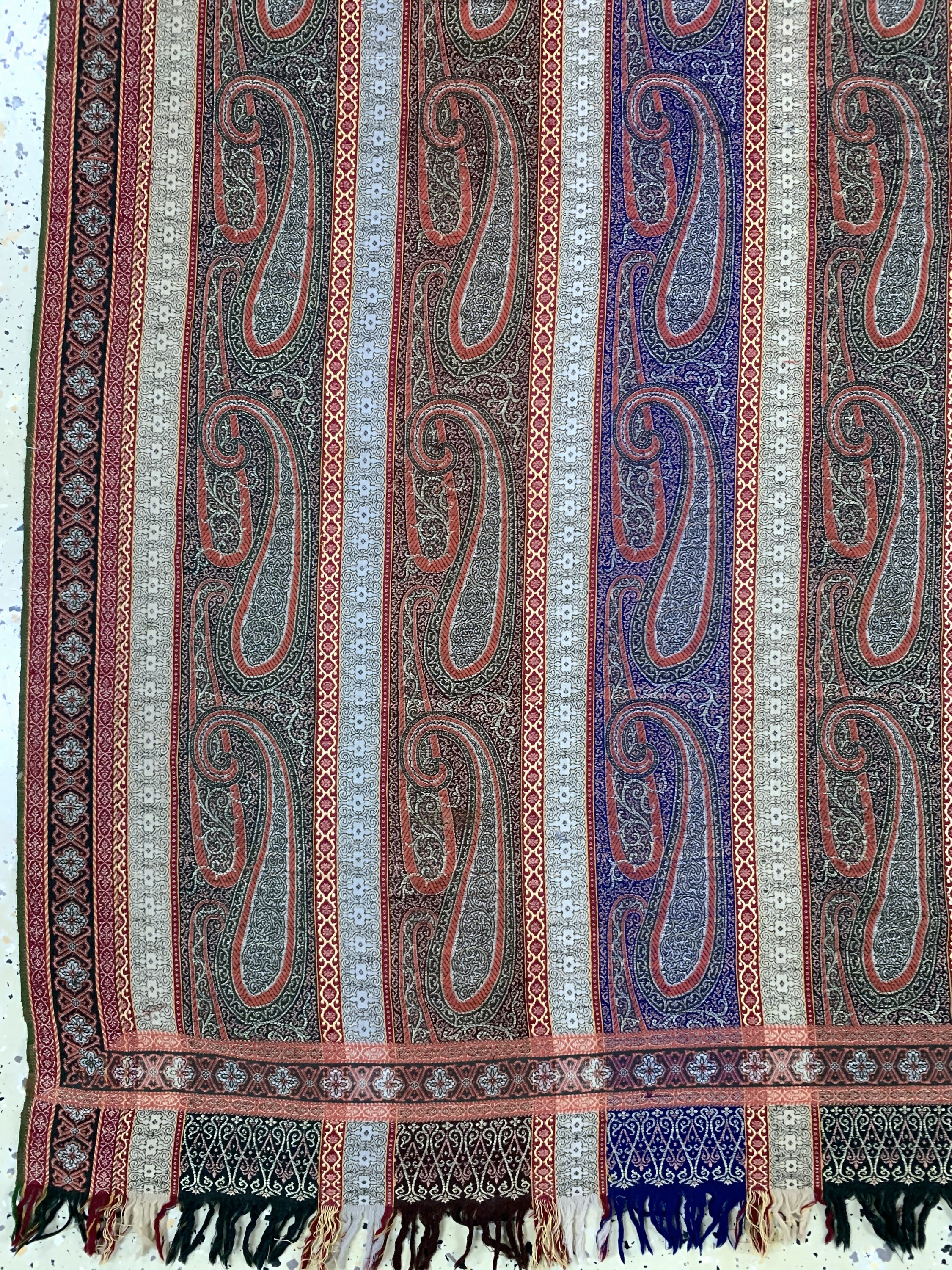 Detail b: Kaschmir Schal, Frankreich, Anfang 20.Jhd, Wollstickerei, ca. 330 x 170 cm, EHZ: 2(kleineRisse)