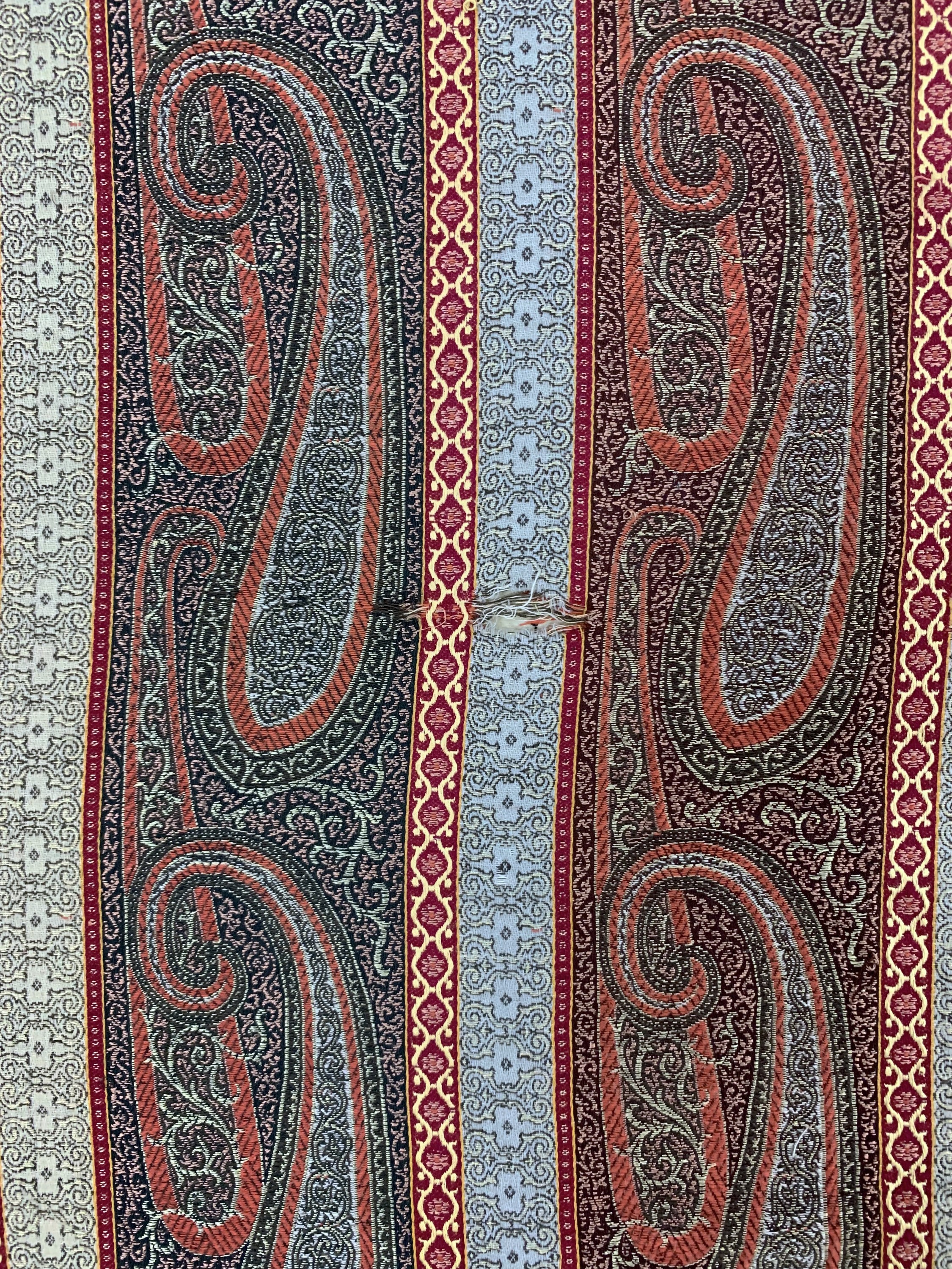 Detail c: Kaschmir Schal, Frankreich, Anfang 20.Jhd, Wollstickerei, ca. 330 x 170 cm, EHZ: 2(kleineRisse)