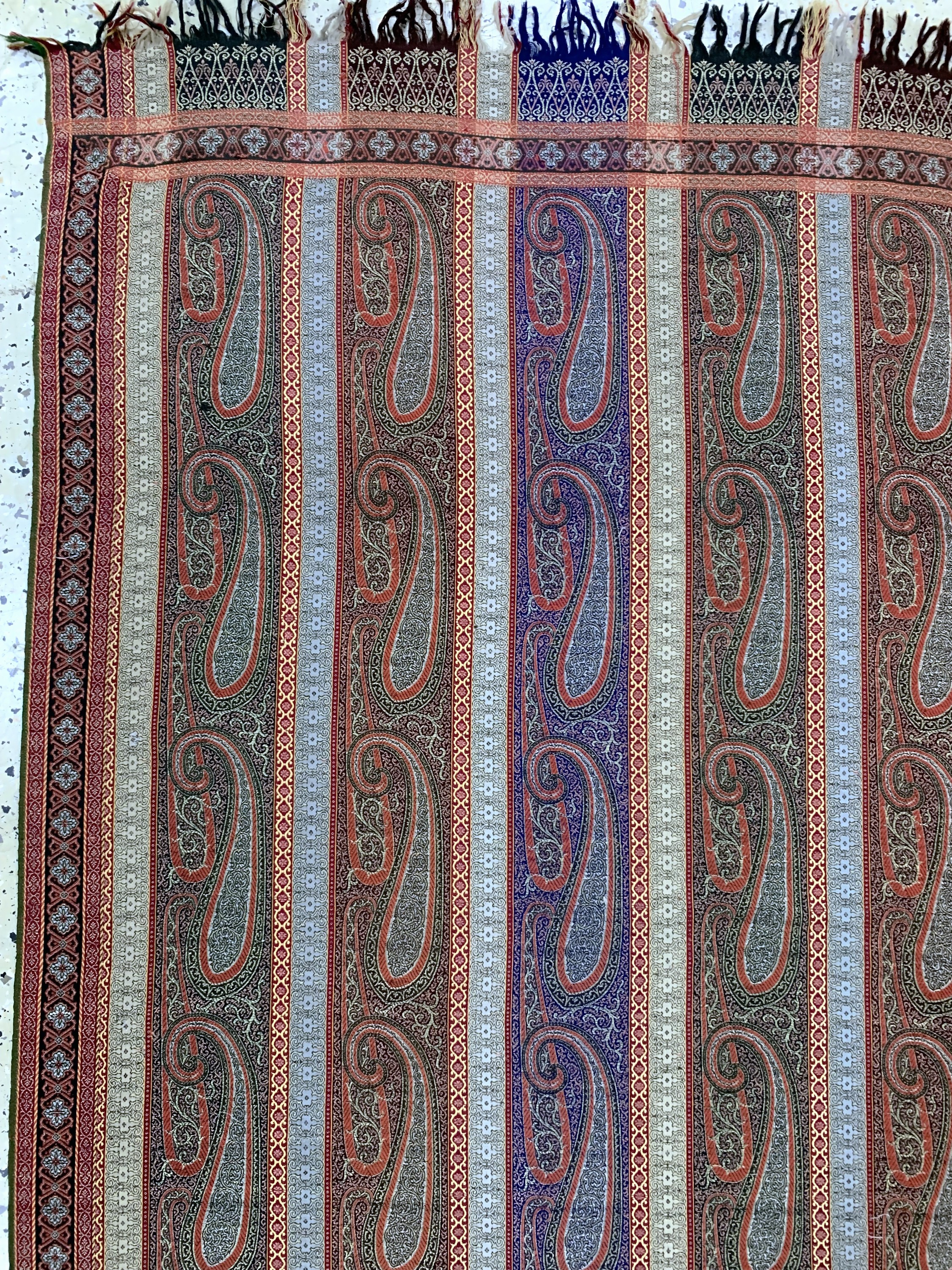 Detail d: Kaschmir Schal, Frankreich, Anfang 20.Jhd, Wollstickerei, ca. 330 x 170 cm, EHZ: 2(kleineRisse)