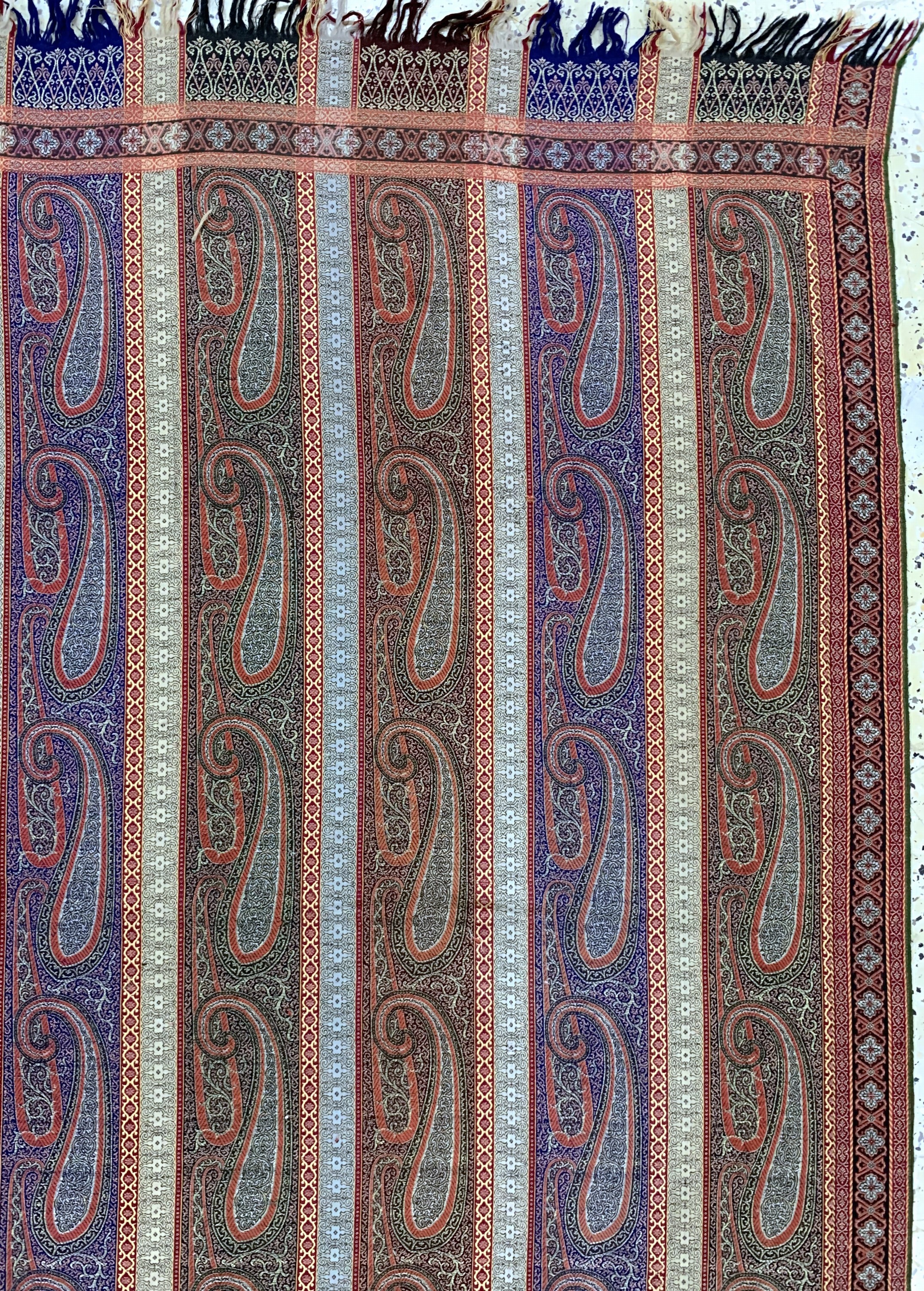 Detail e: Kaschmir Schal, Frankreich, Anfang 20.Jhd, Wollstickerei, ca. 330 x 170 cm, EHZ: 2(kleineRisse)