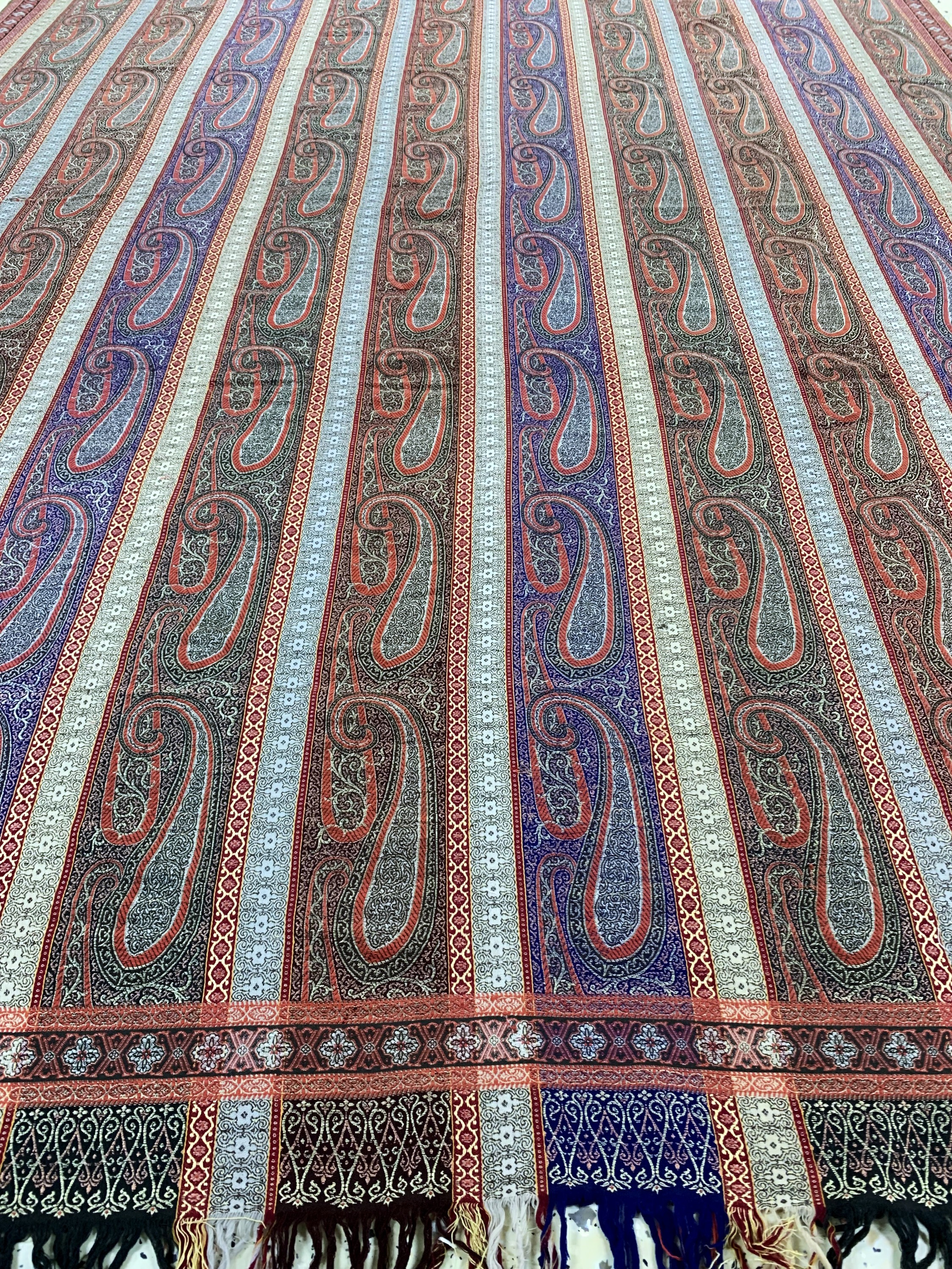Detail f: Kaschmir Schal, Frankreich, Anfang 20.Jhd, Wollstickerei, ca. 330 x 170 cm, EHZ: 2(kleineRisse)