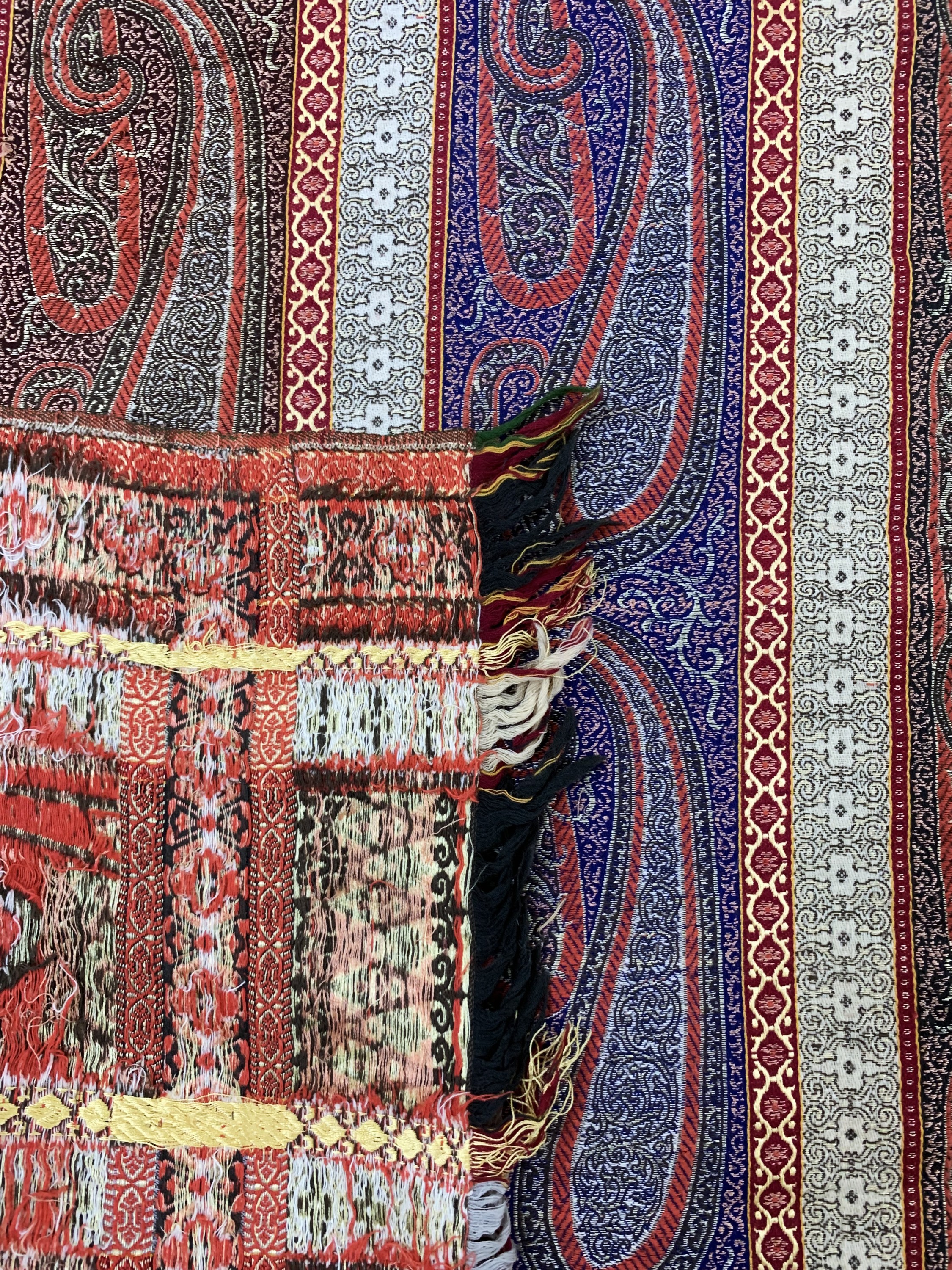 Detail g: Kaschmir Schal, Frankreich, Anfang 20.Jhd, Wollstickerei, ca. 330 x 170 cm, EHZ: 2(kleineRisse)