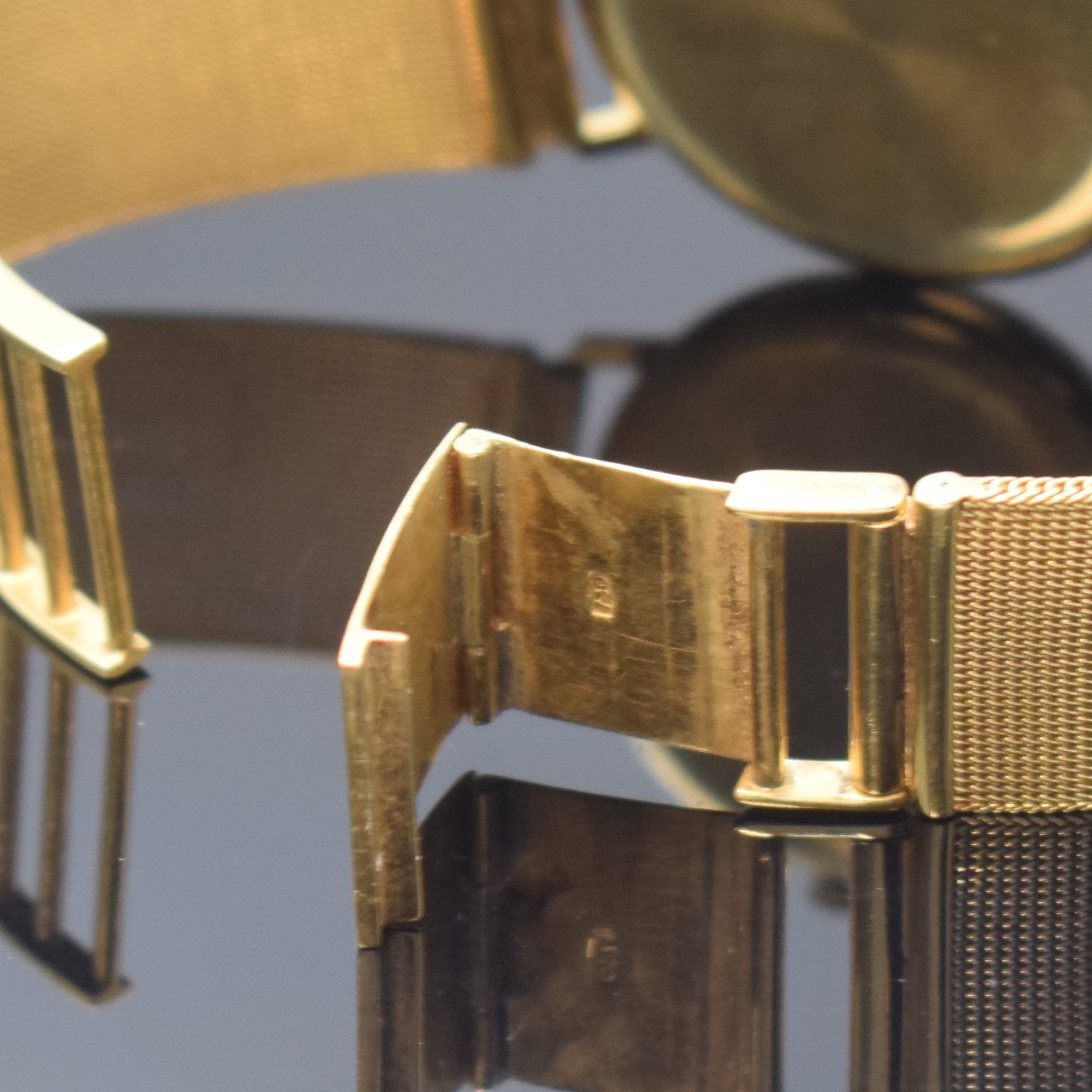 Detail b: DUGENA Festa Herrenarmbanduhr in GG 585/000, Schweiz um 1965, Handaufzug, Boden aufgedr., Goldband in GG 750/000, silb. Zifferbl. m. gold. Std.-Ind., ...