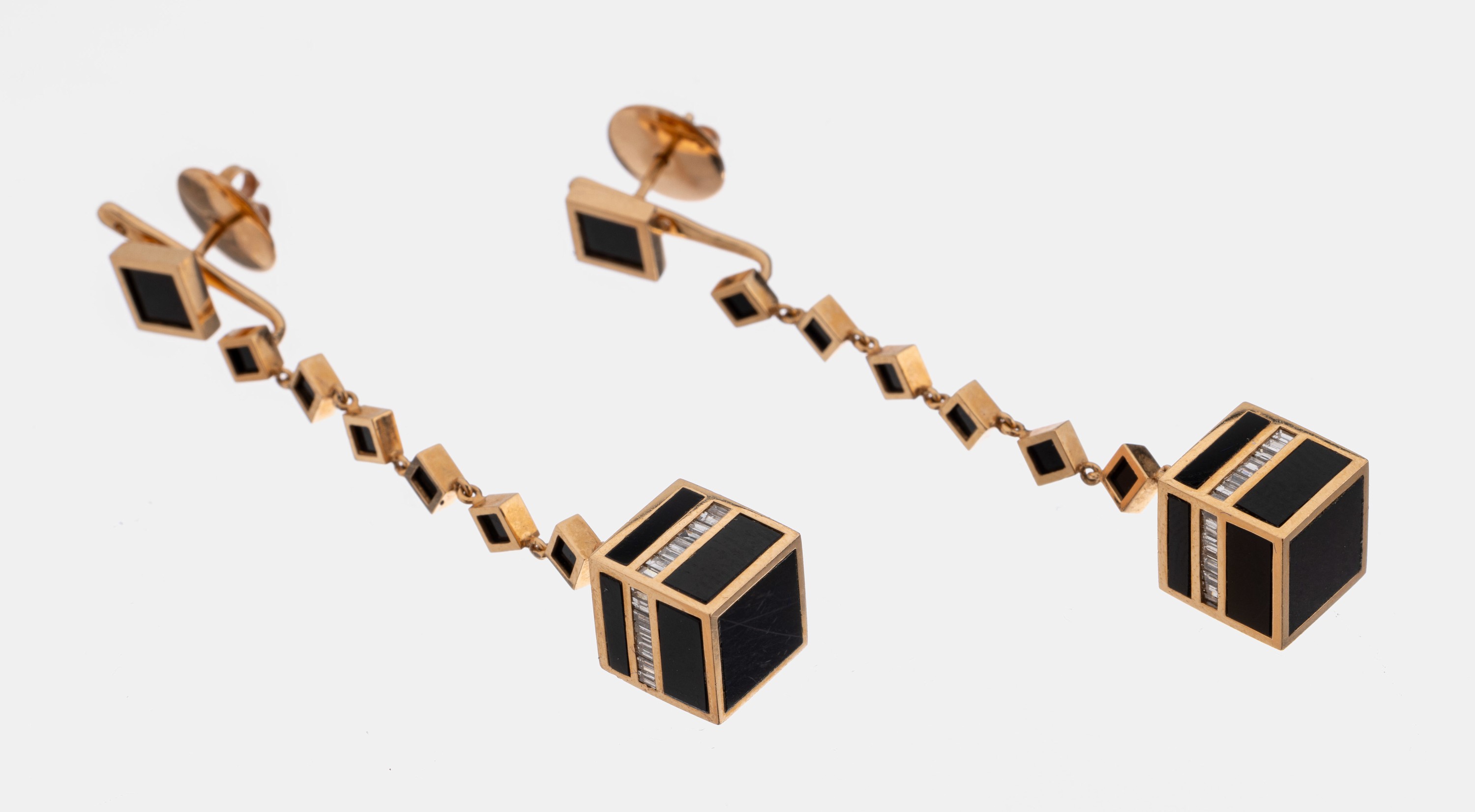 Paar ausgefallene 18 kt Gold Email-Diamant- Ohrgehänge, GG 750/000, schwarz emaill., Würfelabhängung mit Diamantbaguettes und Diamanten im ...