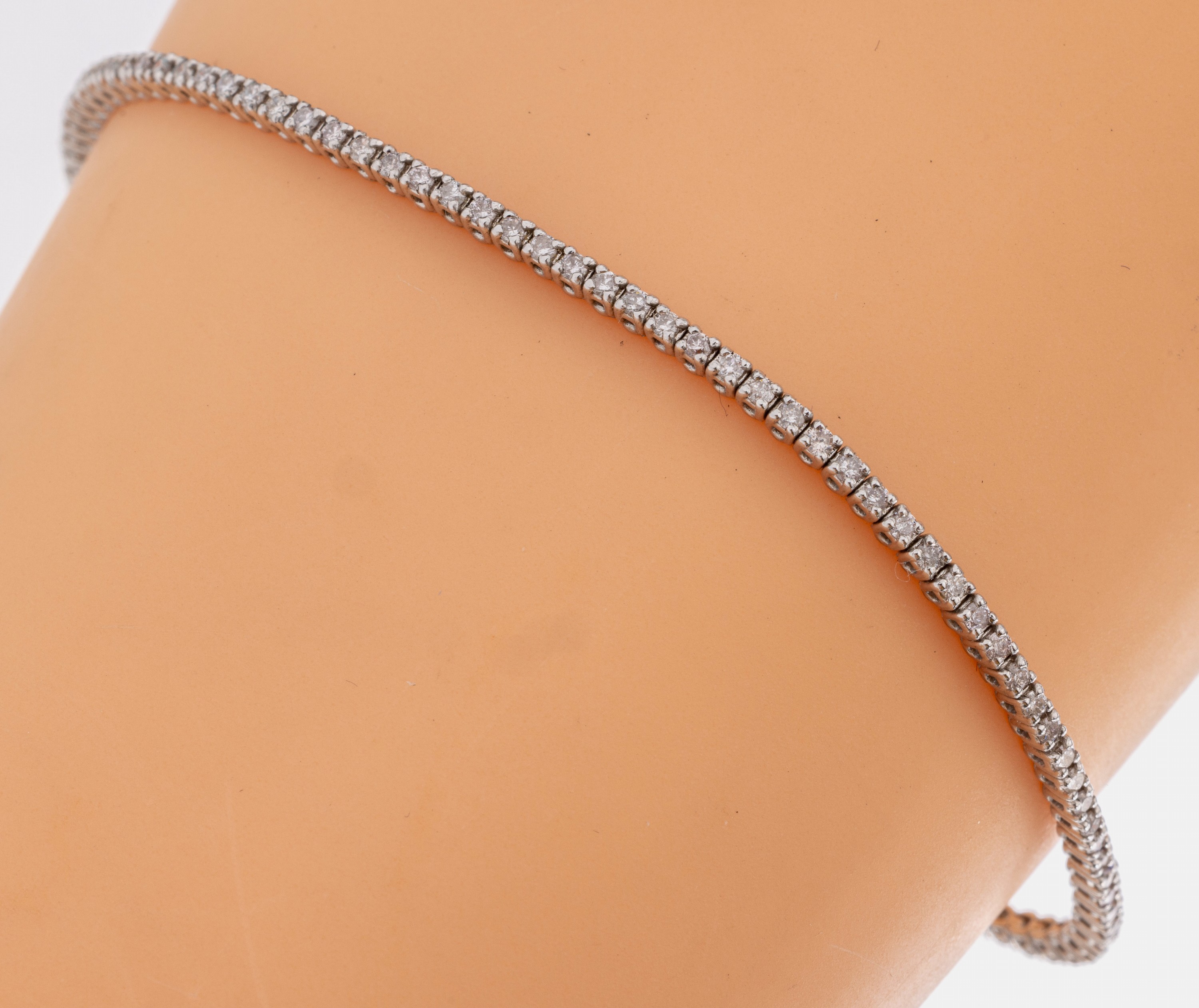 14 kt Gold Brillant-Armband, WG 585/000, ca. 100 Brillanten zus. ca. 1.20 ct Weiß-l. get.Weiß/vs-p1, L. ca. 17.8 cm, ca. 5.1 g, Kastenschloss mit ...