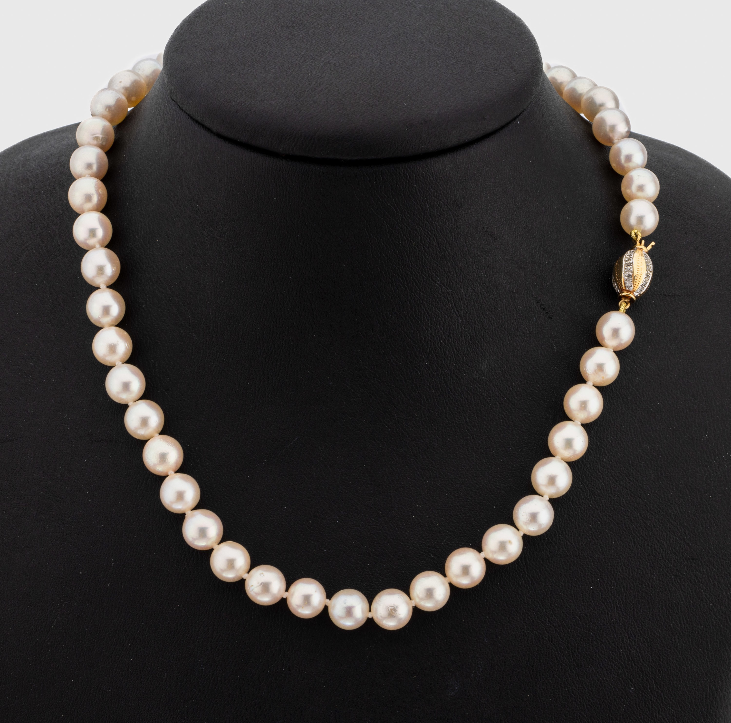 Akoyazuchtperlenkette mit 14 kt Gold Diamant- Schmuckschließe, GG/WG 585/000, 104 l.rosefarbene Perlen, D. ca. 7.7 - 8 mm, mit schönem Lüster, ...
