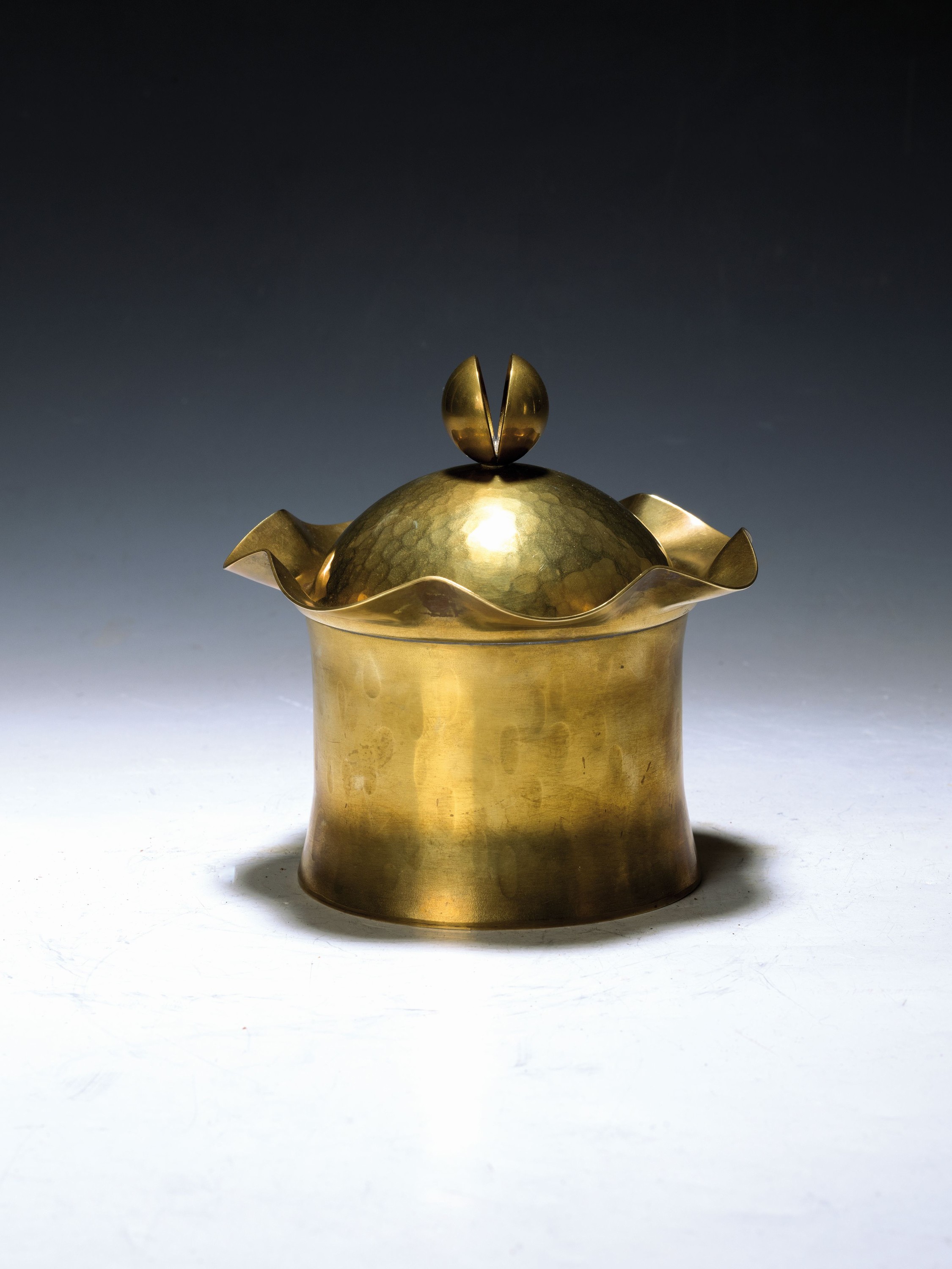 Bauhaus Deckeldose von Friedrich Marby (1905 -1984), Messing, teils mit Hammerschlagdekor, am Boden gemarkt und bez. Handarbeit, H. ca.13.5cm, D. ca. ...