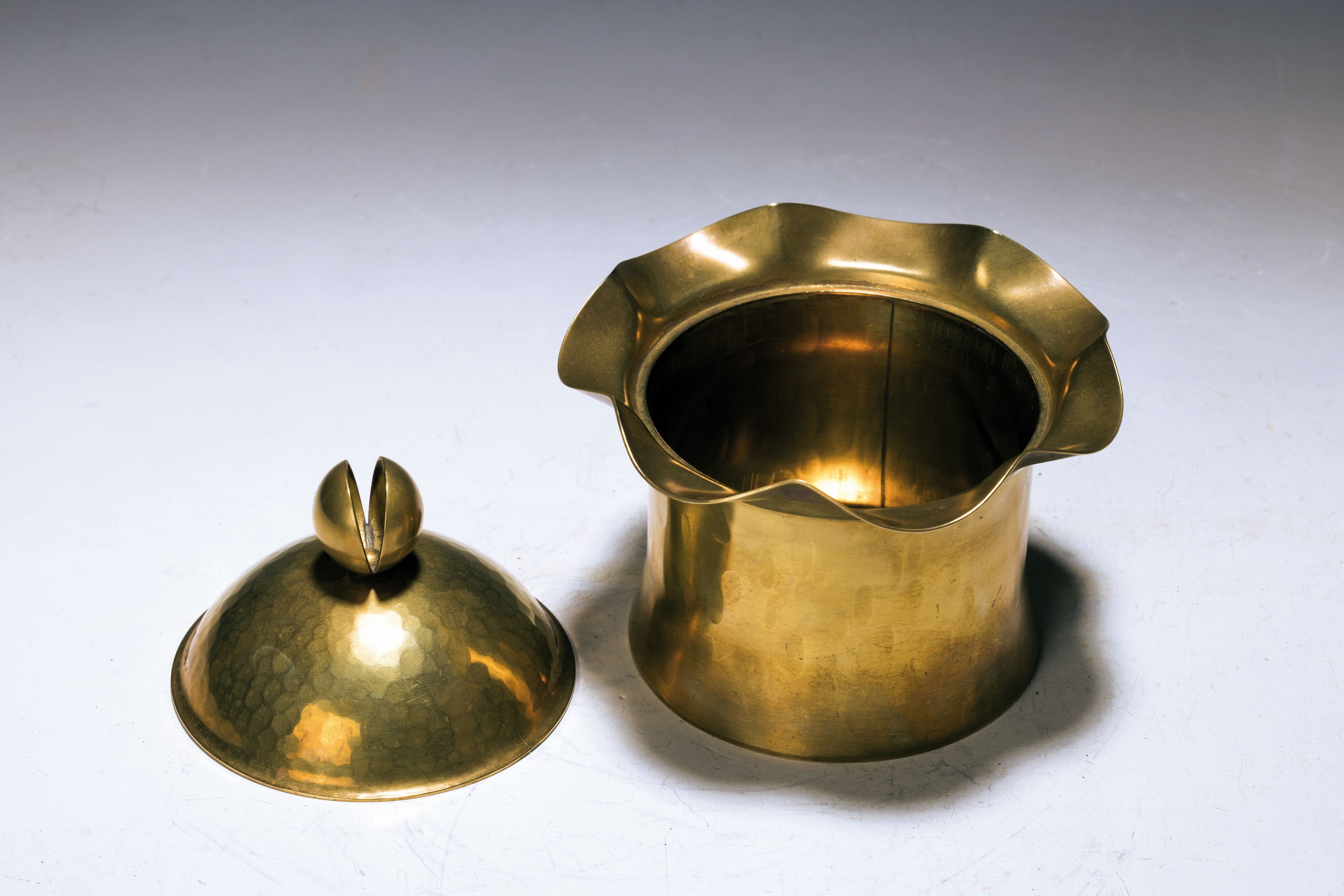 Detail a: Bauhaus Deckeldose von Friedrich Marby (1905 -1984), Messing, teils mit Hammerschlagdekor, am Boden gemarkt und bez. Handarbeit, H. ca.13.5cm, D. ca. ...