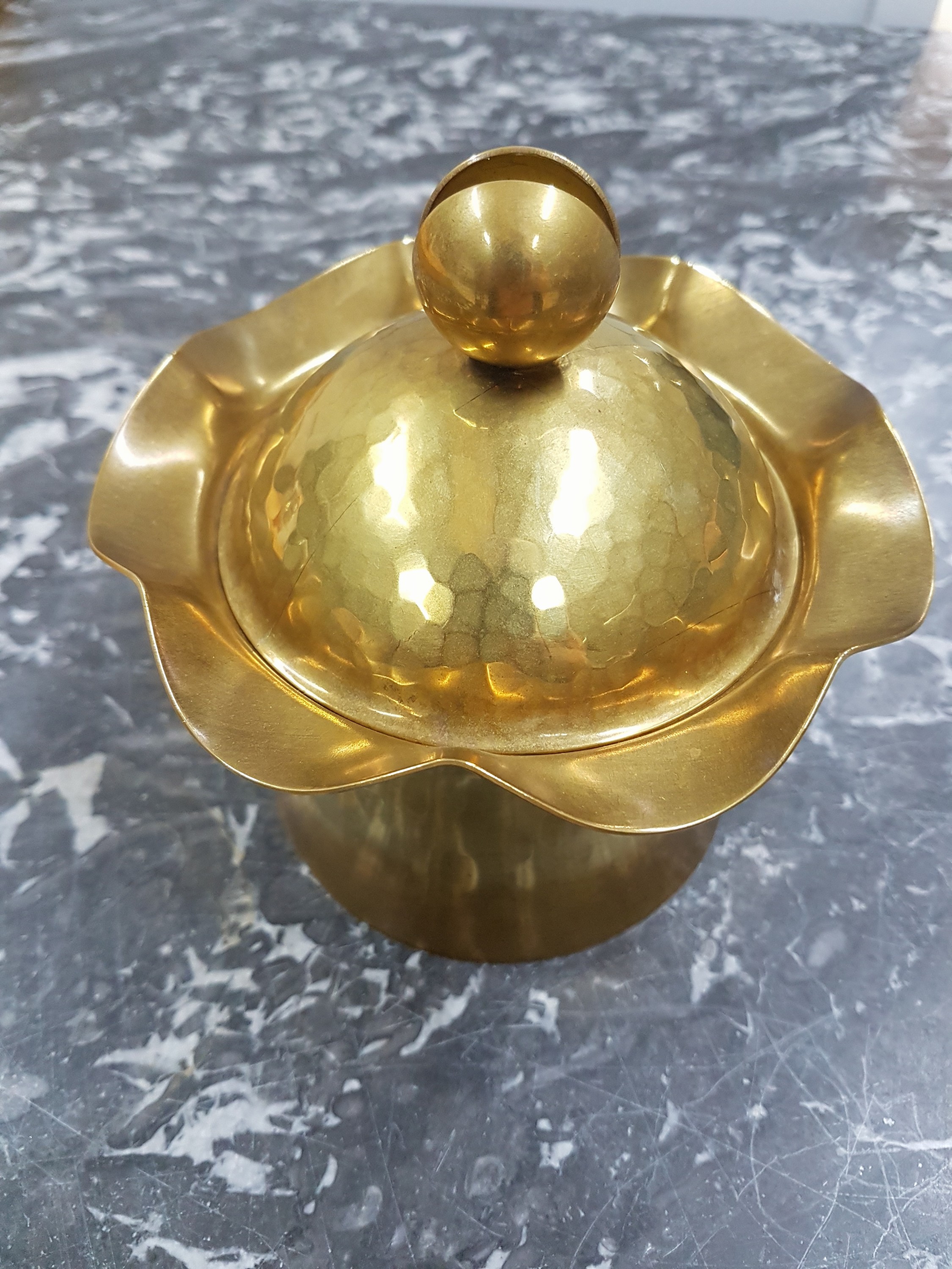 Detail c: Bauhaus Deckeldose von Friedrich Marby (1905 -1984), Messing, teils mit Hammerschlagdekor, am Boden gemarkt und bez. Handarbeit, H. ca.13.5cm, D. ca. ...