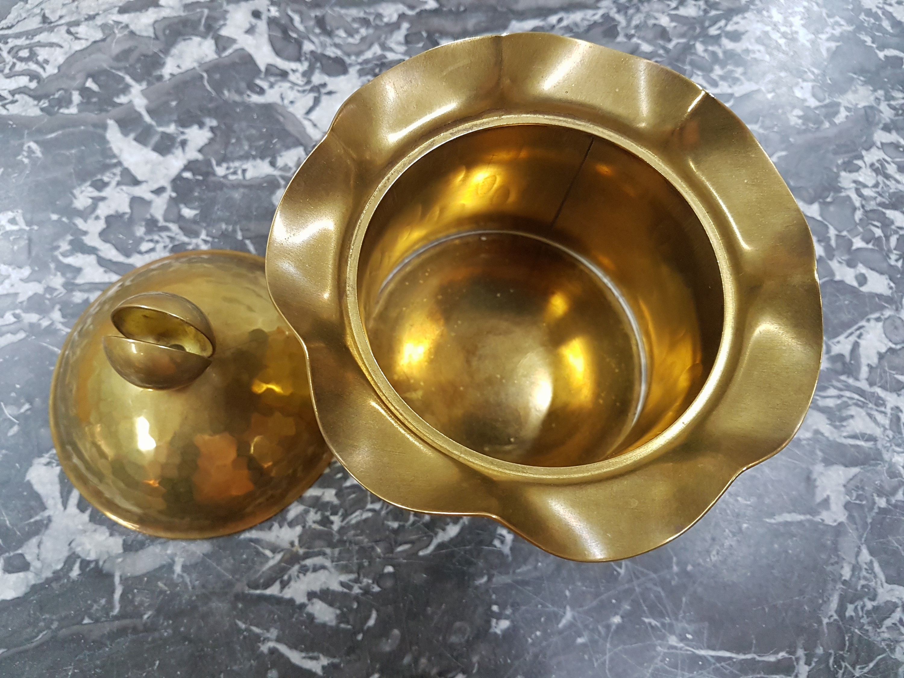 Detail d: Bauhaus Deckeldose von Friedrich Marby (1905 -1984), Messing, teils mit Hammerschlagdekor, am Boden gemarkt und bez. Handarbeit, H. ca.13.5cm, D. ca. ...
