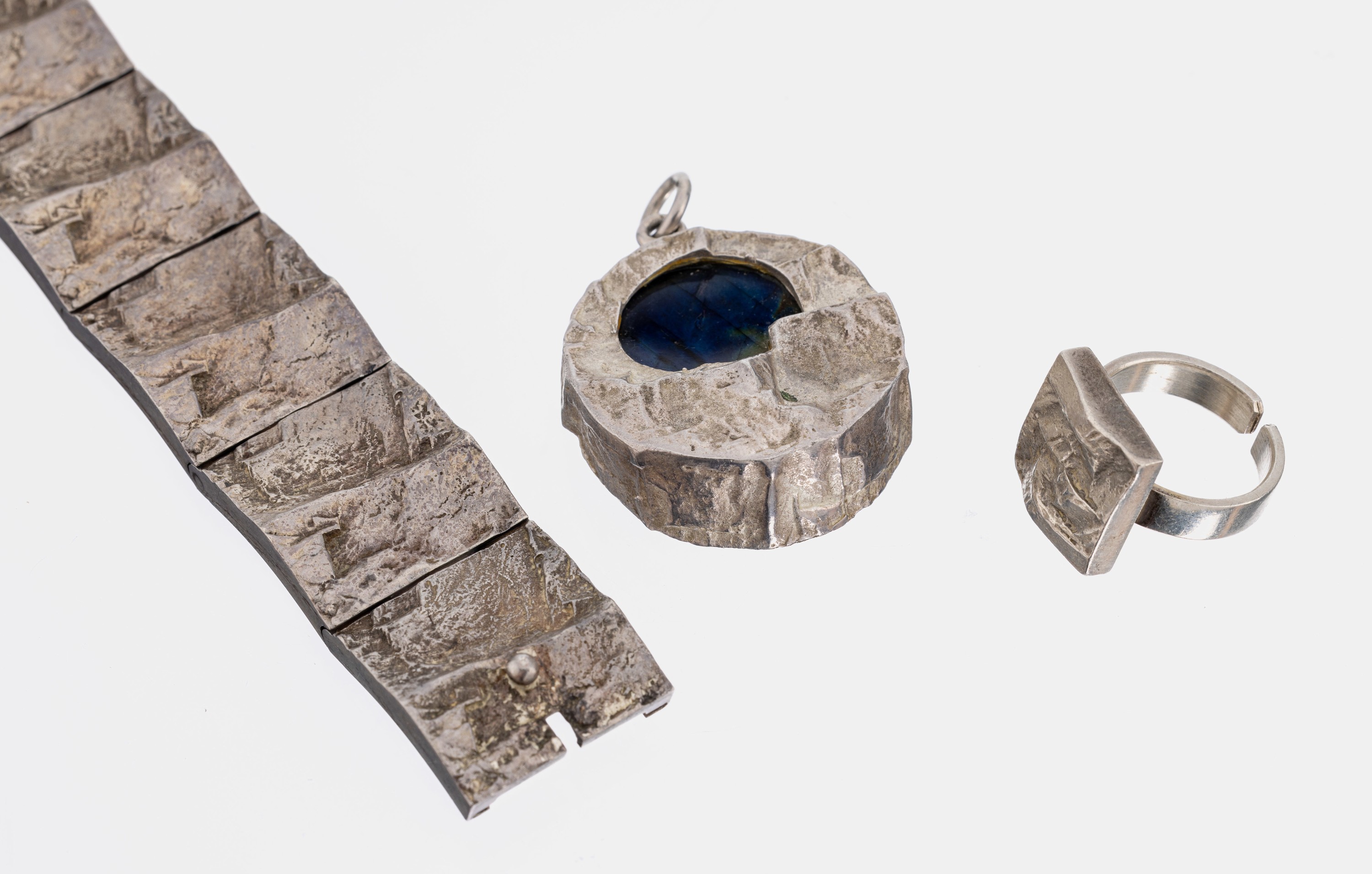 Schmuckset, sogn. Brutalismus, Finnland 1975-76, 925er und 830er Silber, best. aus: 1 Armband, B. ca. 2.2 cm, L. ca. 19 cm, Kastenschloss mit ...