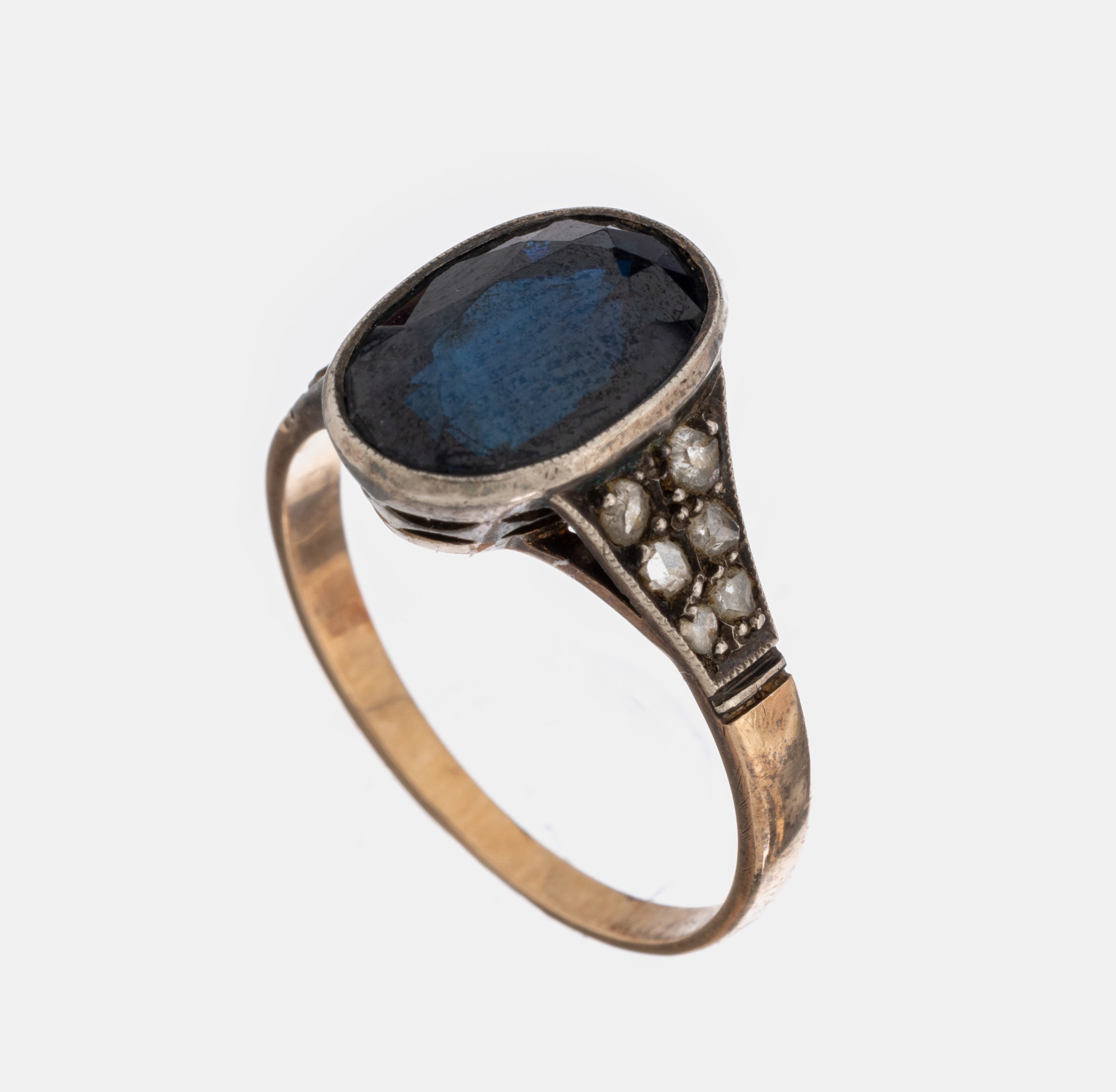 Art Deco Platin Saphir-Diamant-Ring, um 1920, Pt und RG 585/, ovalfacett. Saphir ca. 2.0 ct, 12 Diamantrosen zus. ca. 0.20 ct, RW 55, ca. 3.2 g, ...