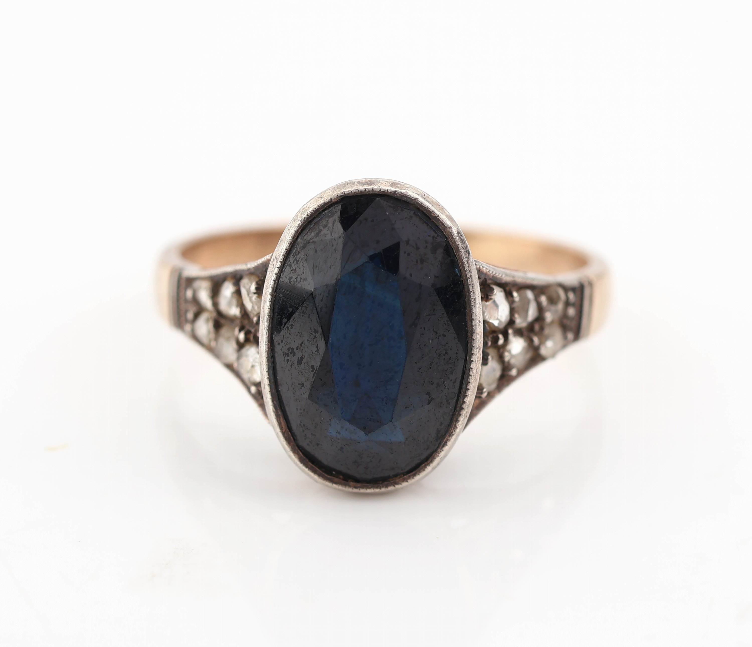 Detail b: Art Deco Platin Saphir-Diamant-Ring, um 1920, Pt und RG 585/, ovalfacett. Saphir ca. 2.0 ct, 12 Diamantrosen zus. ca. 0.20 ct, RW 55, ca. 3.2 g, ...