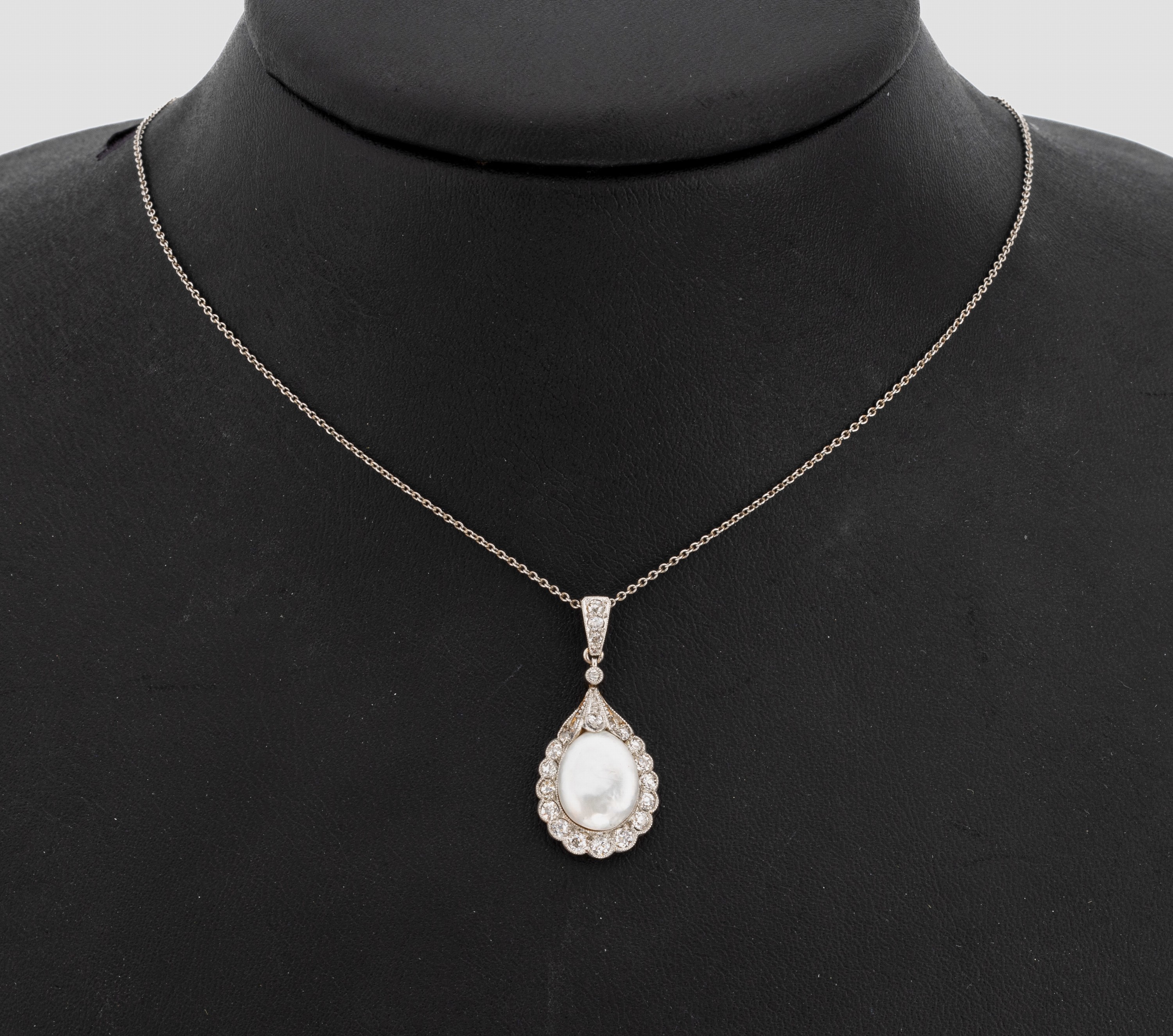 14 kt Gold Jugendstil Diamant-Perl-Anhänger, Platin und GG 585/000 gepr., in Platin gefasste Altschliffdiamanten zus. ca. 1.00 ct Weiß/si-p, ...