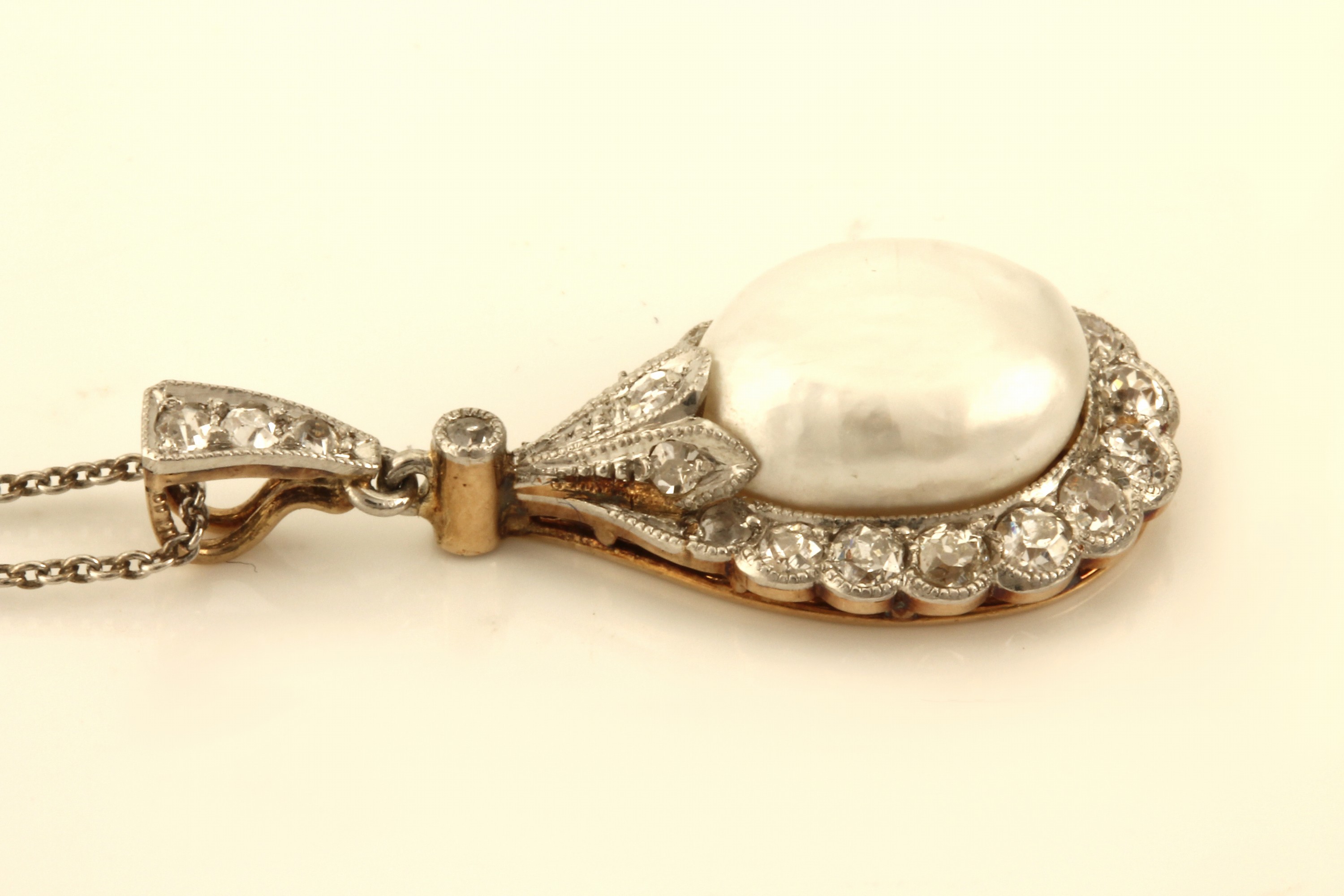 Detail a: 14 kt Gold Jugendstil Diamant-Perl-Anhänger, Platin und GG 585/000 gepr., in Platin gefasste Altschliffdiamanten zus. ca. 1.00 ct Weiß/si-p, ...